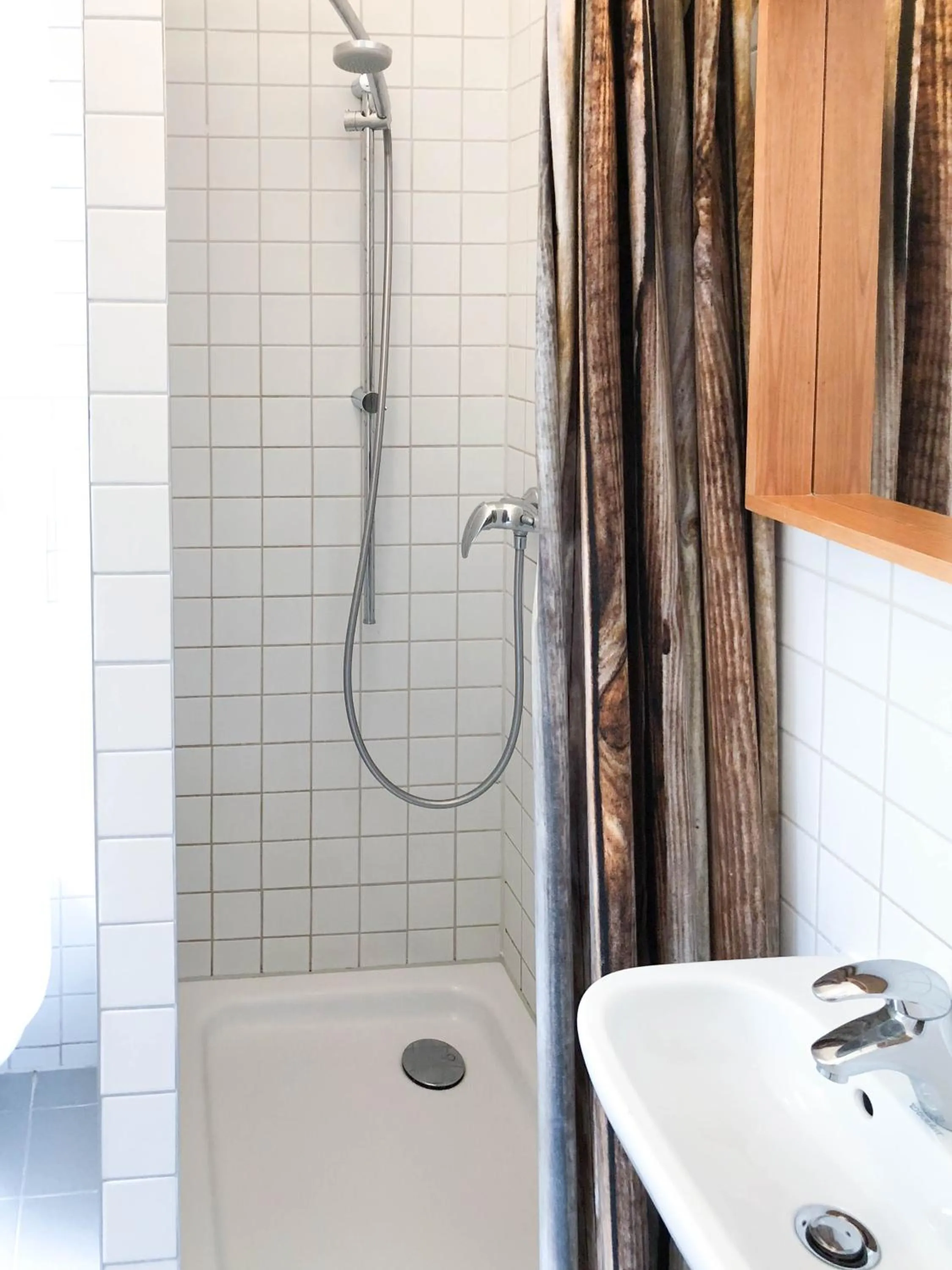 Shower in Pension Absolut Berlin