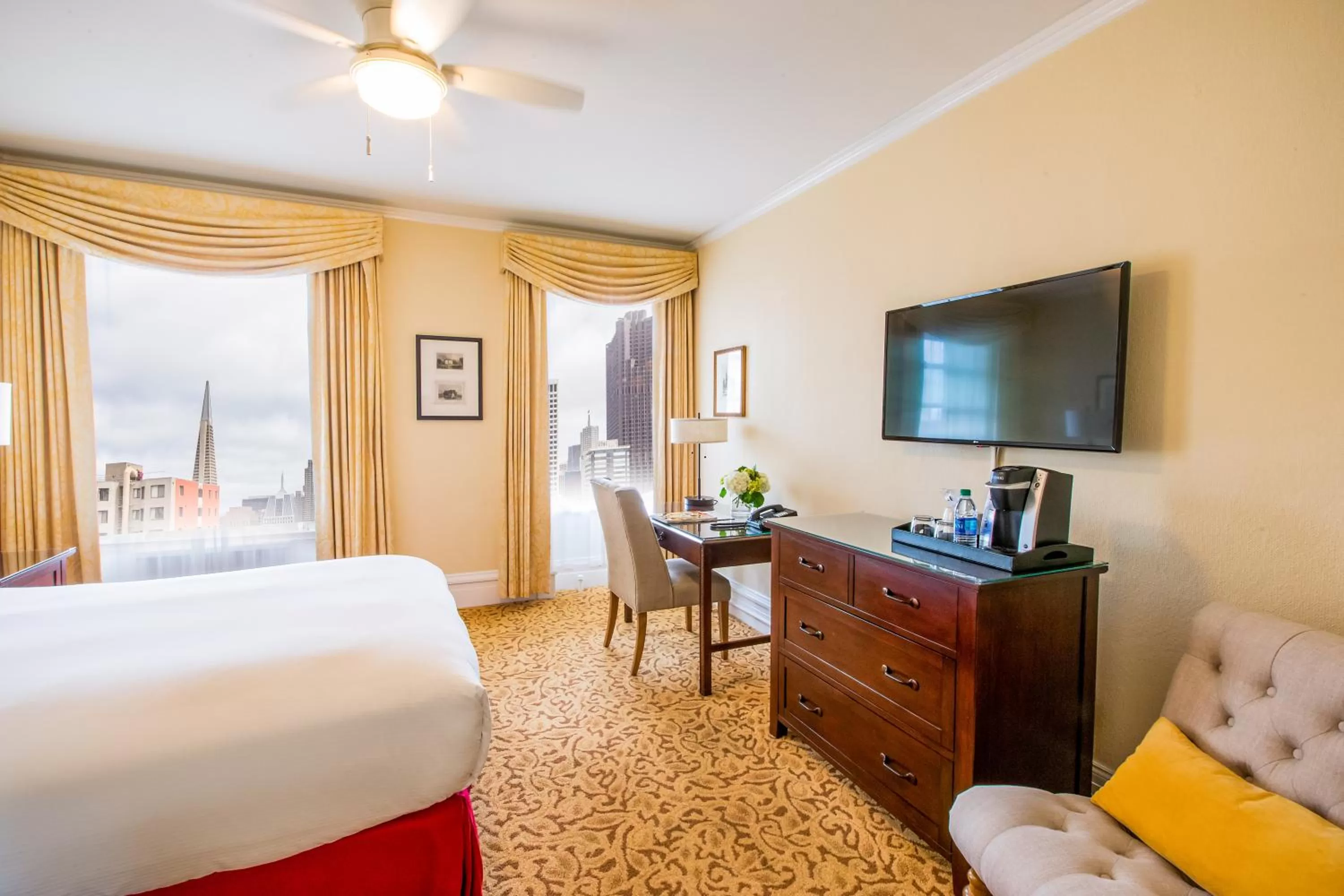 TV and multimedia, Bed in University Club of San Francisco