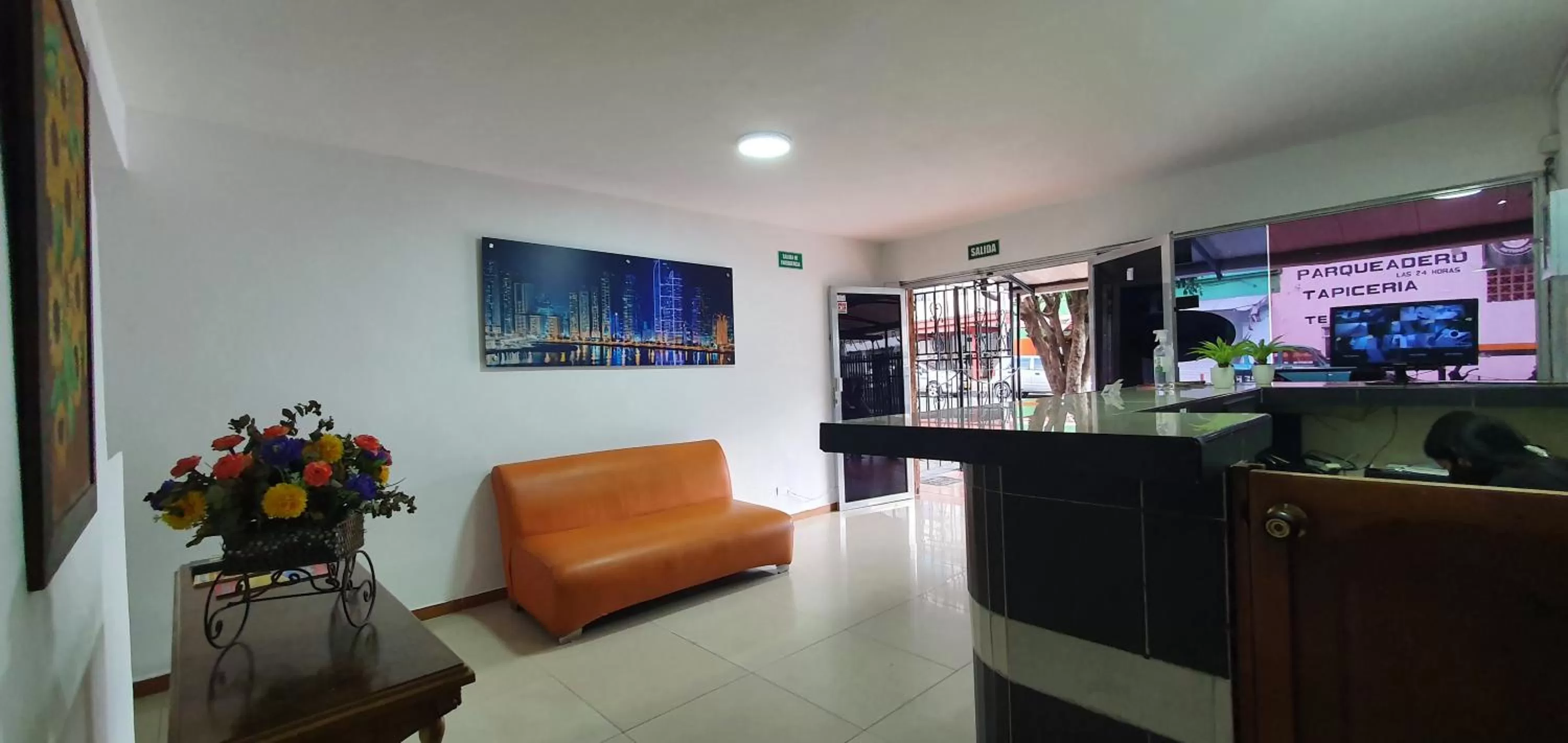 Seating area, TV/Entertainment Center in Hotel Picasso 70