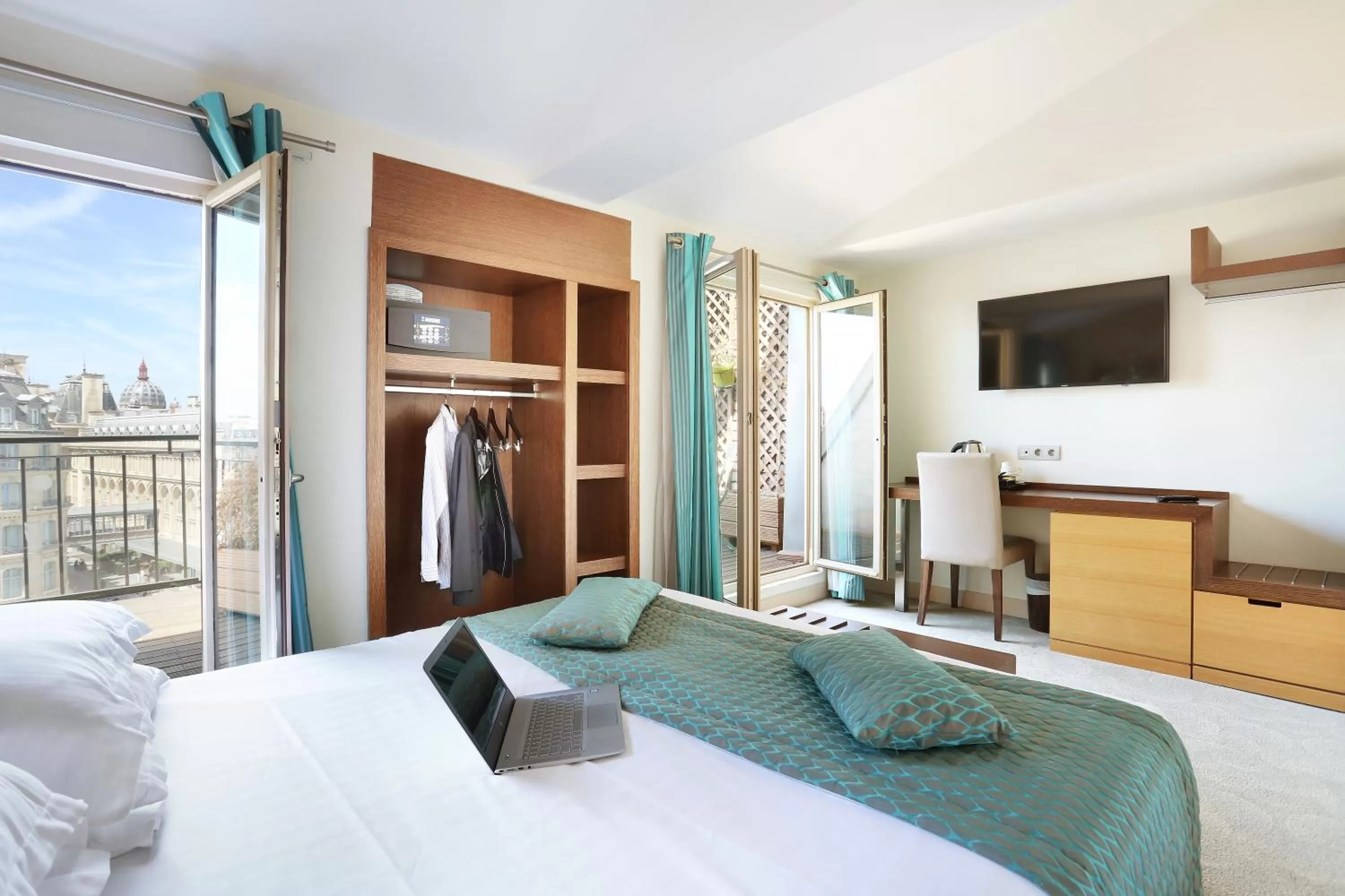 Photo of the whole room, Bed in Le Grand Hôtel de Normandie