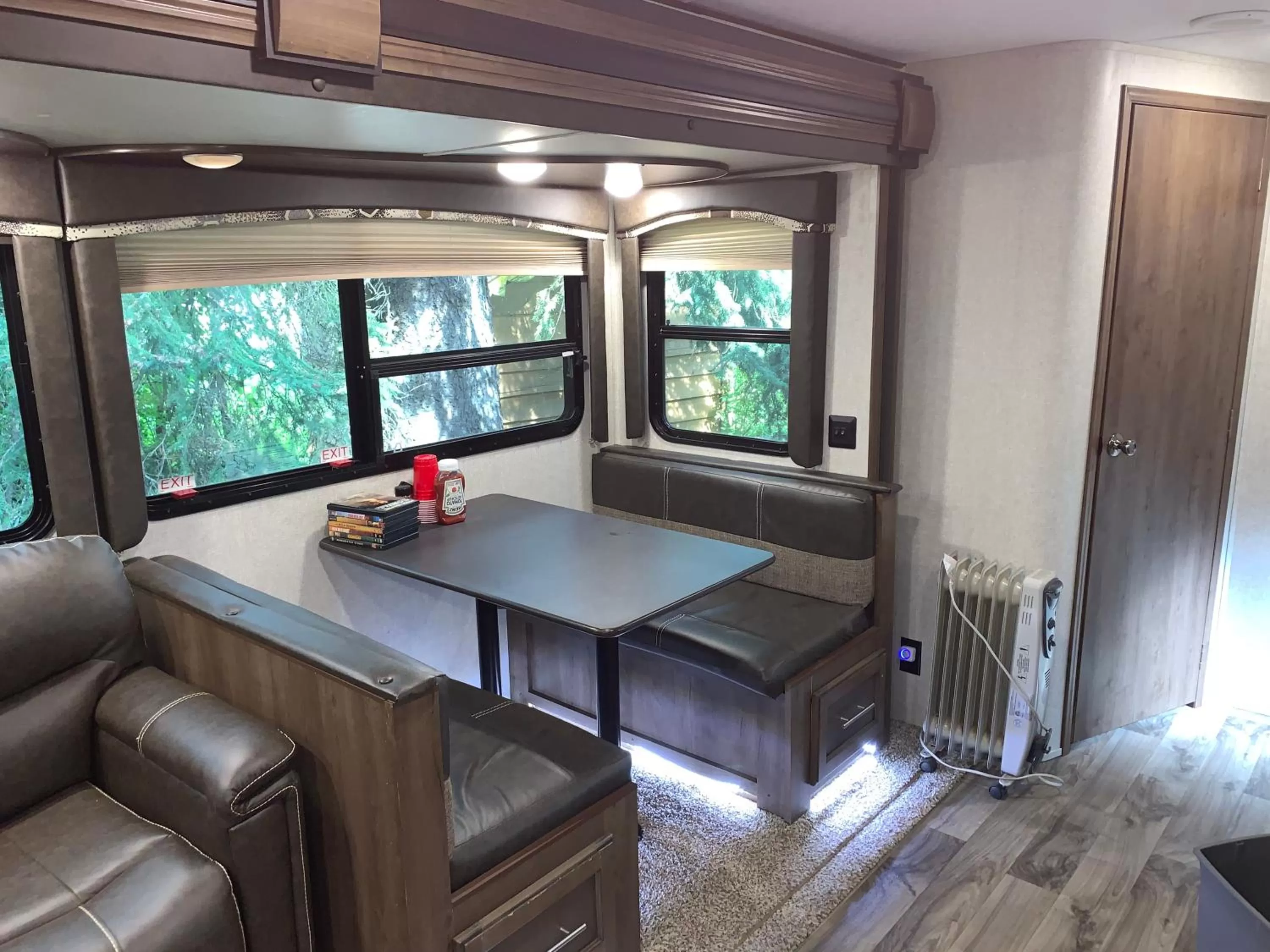 Dining area in Glacier Haven Inn