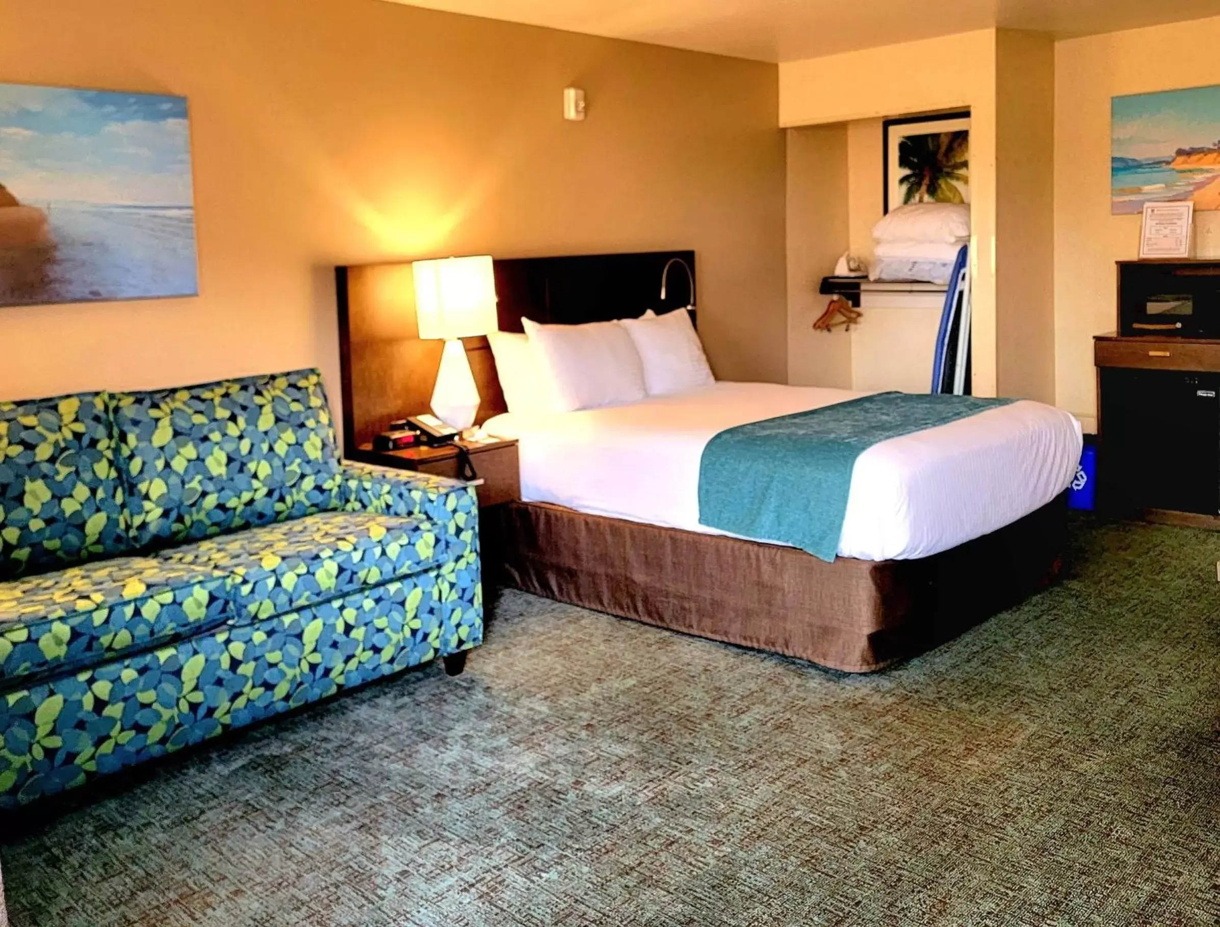 Deluxe 1 Queen bed / Sofa sleeper / Disability Access in Old Town Inn Deluxe 1 Queen bed / Sofa sleeper / Disability Access in Old Town Inn