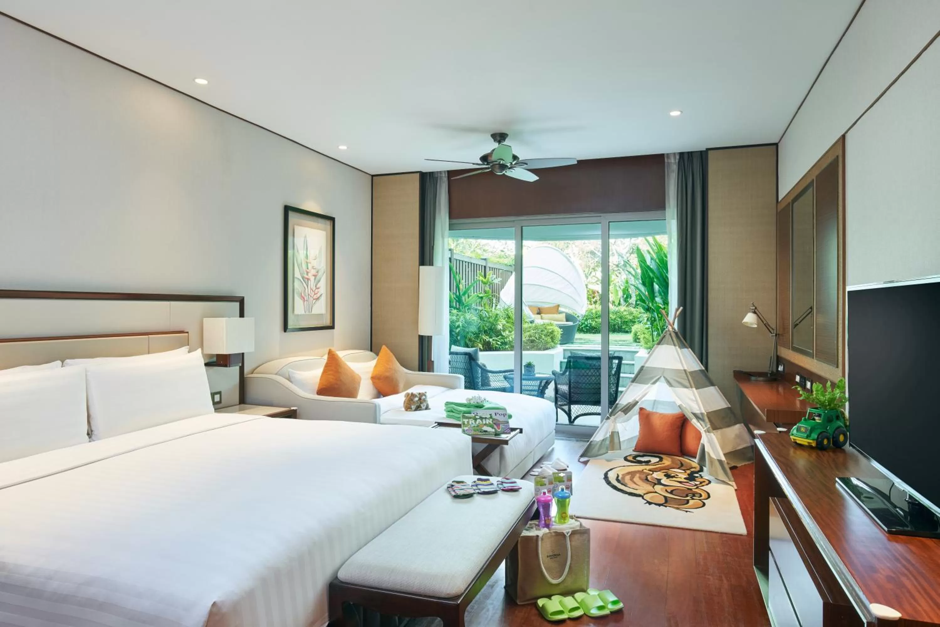 Photo of the whole room, Bed in Shangri-La Singapore