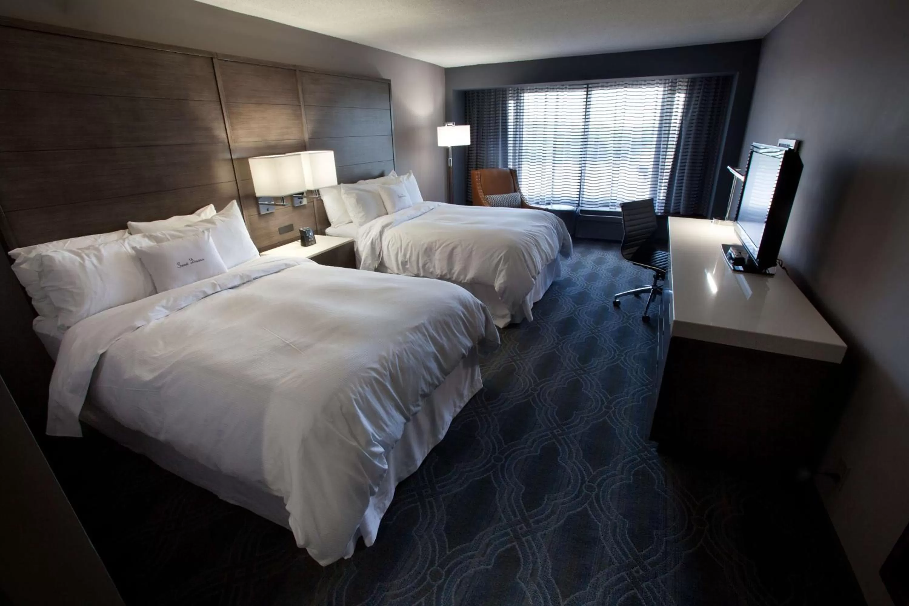 Bed in DoubleTree by Hilton Bloomington Minneapolis South