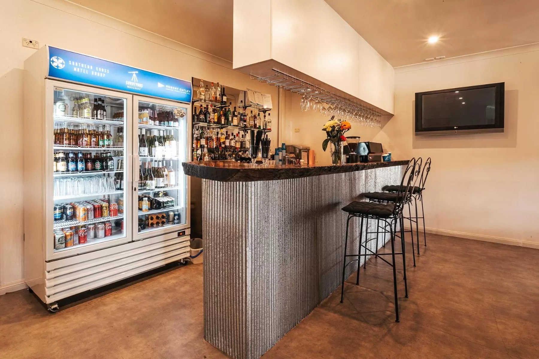 Restaurant/places to eat in Bowen Inn Motel