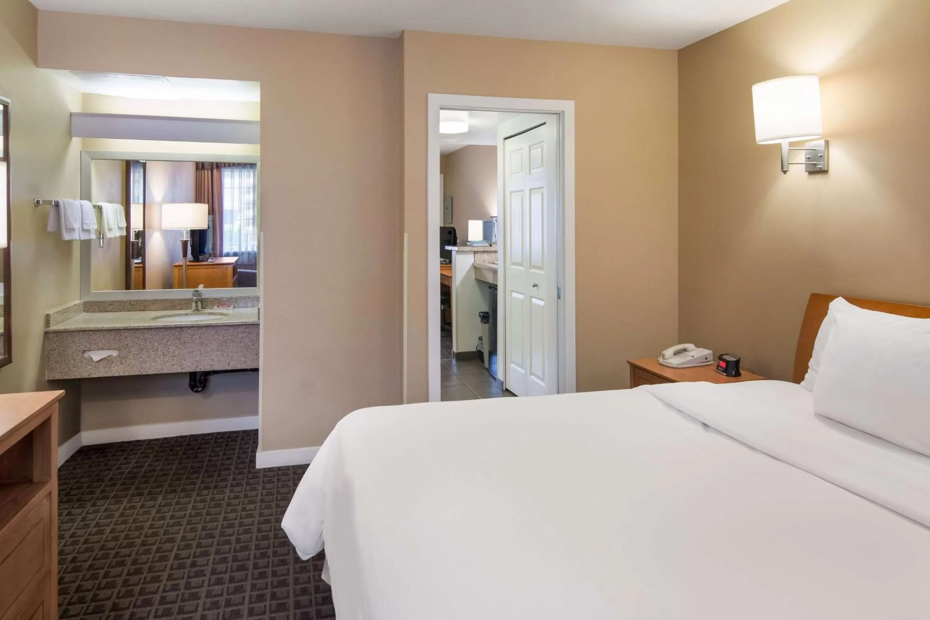 Bedroom, Bed in SureStay Hotel by Best Western North Vancouver Capilano