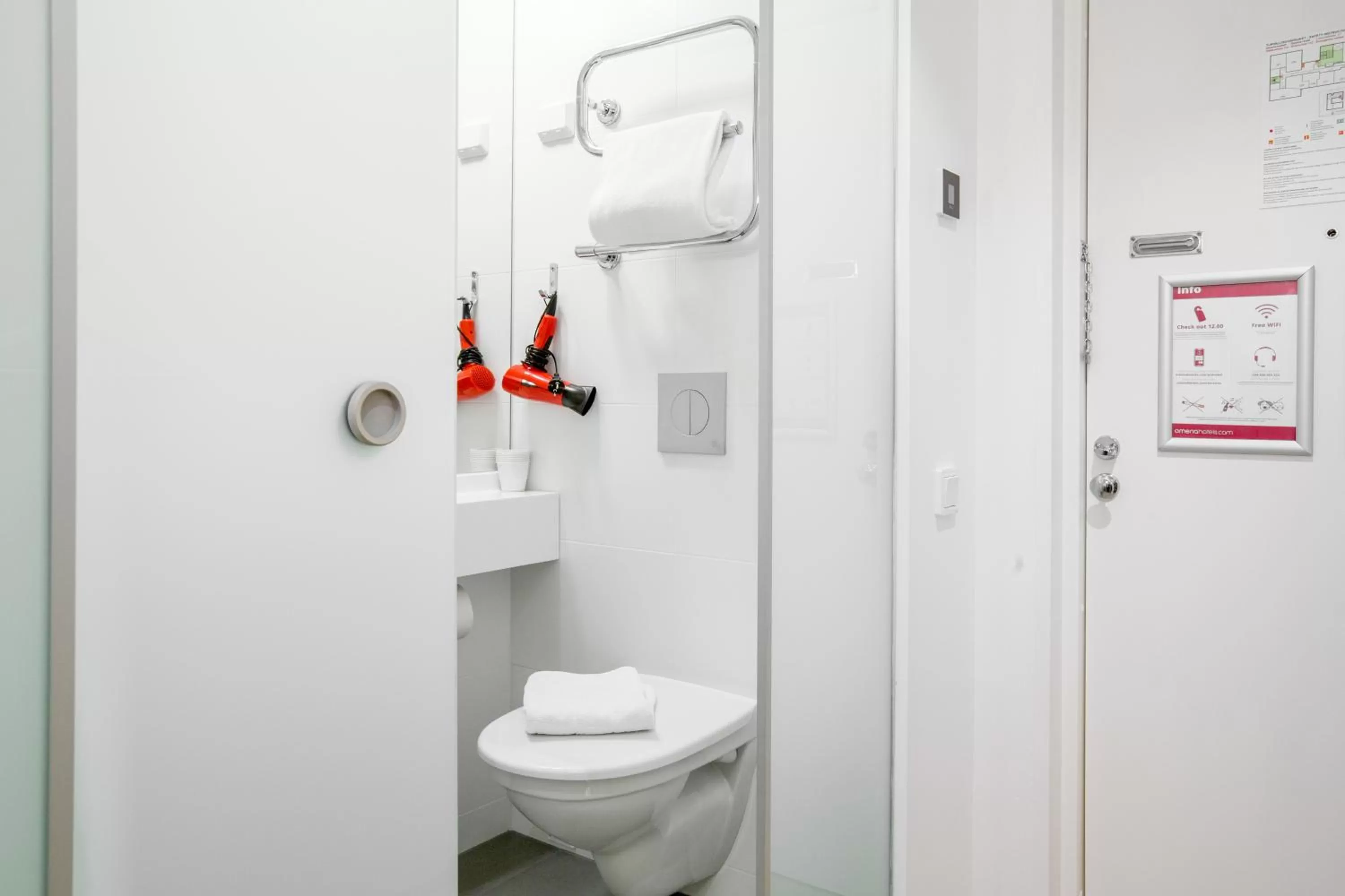 Shower in Omena Hotel Helsinki Lönnrotinkatu