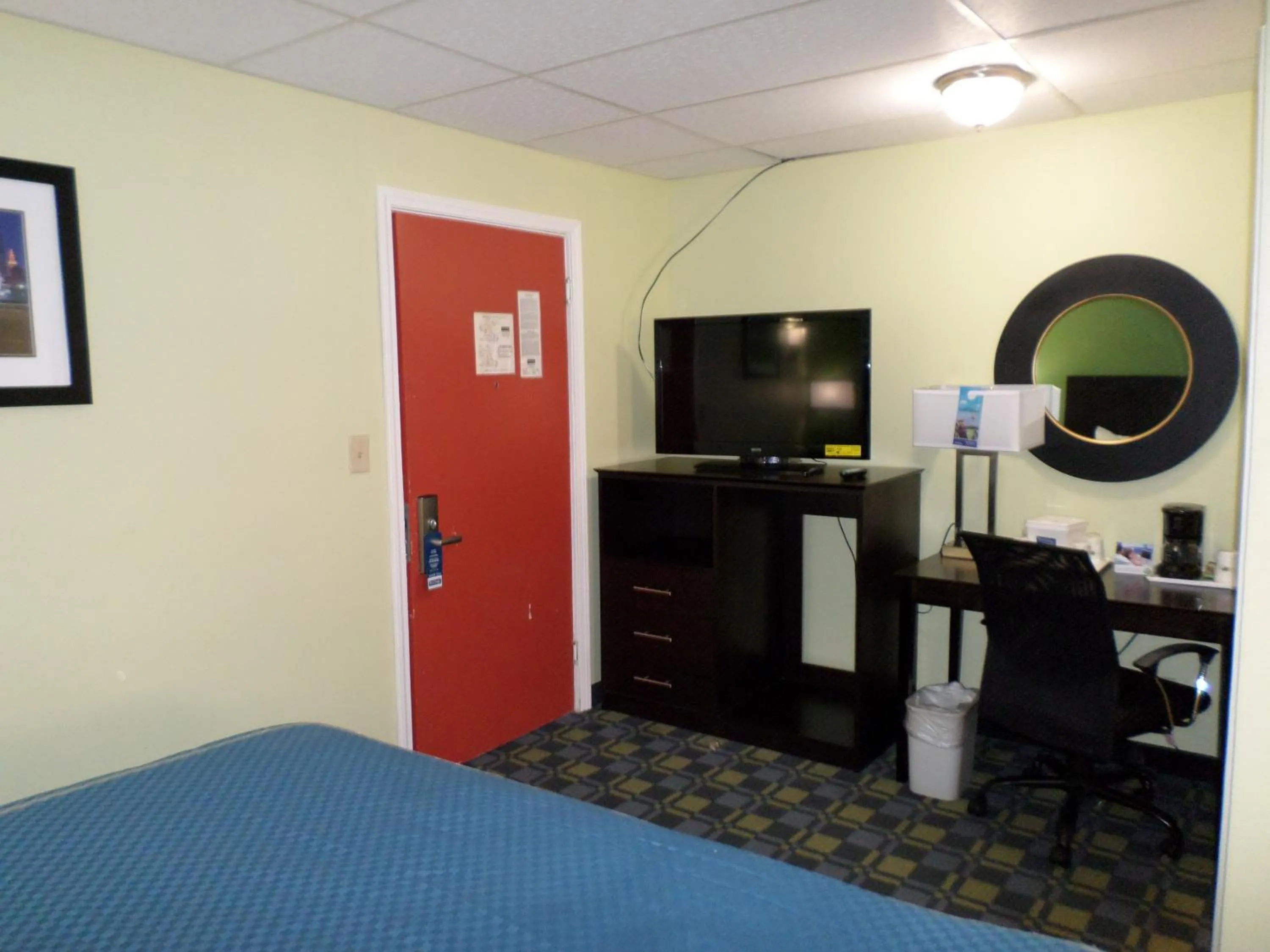Photo of the whole room, Bed in Travelodge by Wyndham Cleveland Lakewood