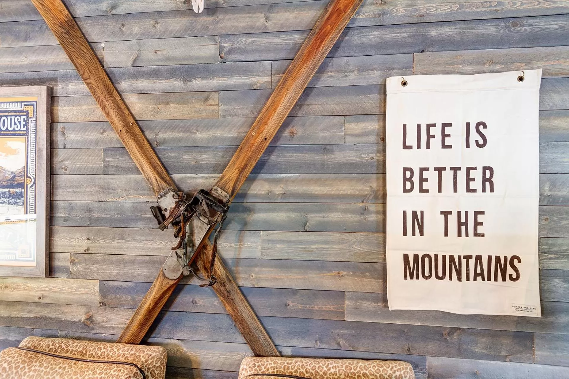 Communal lounge/ TV room in Fireside Inn & Hostel