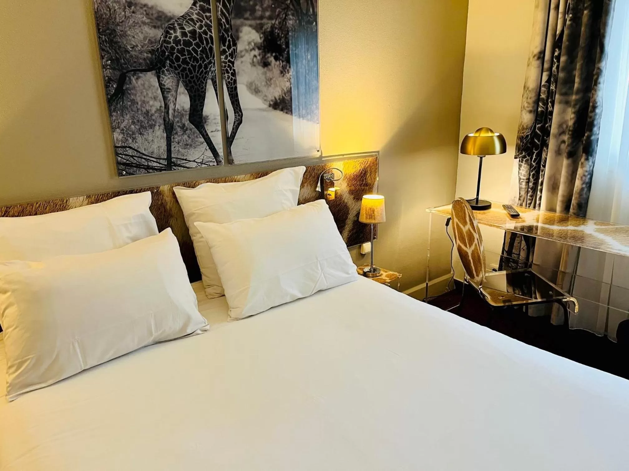 Bed in Hotel Le Cardinal Rueil Centre