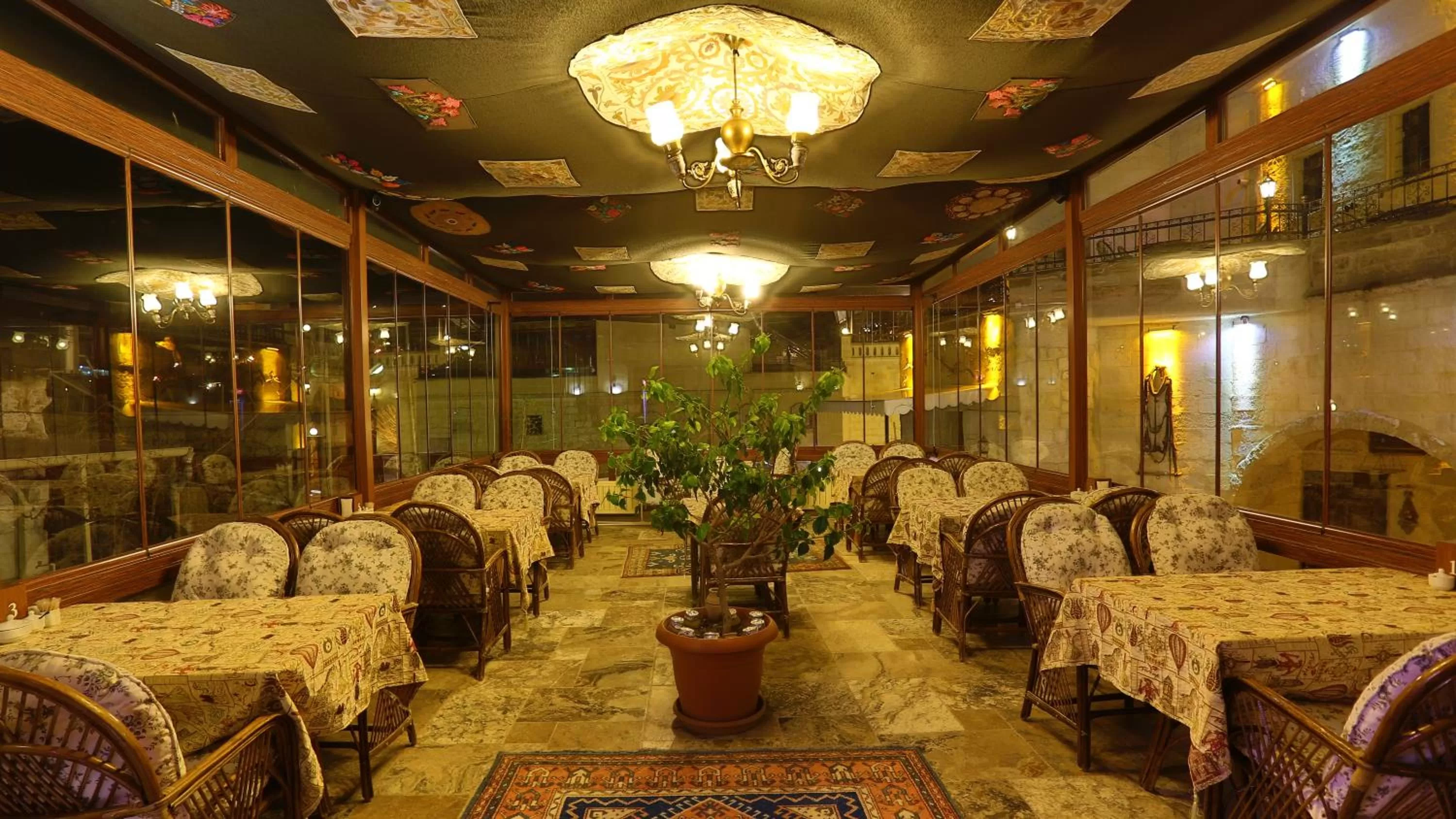 Restaurant/places to eat in Hidden Cave Hotel