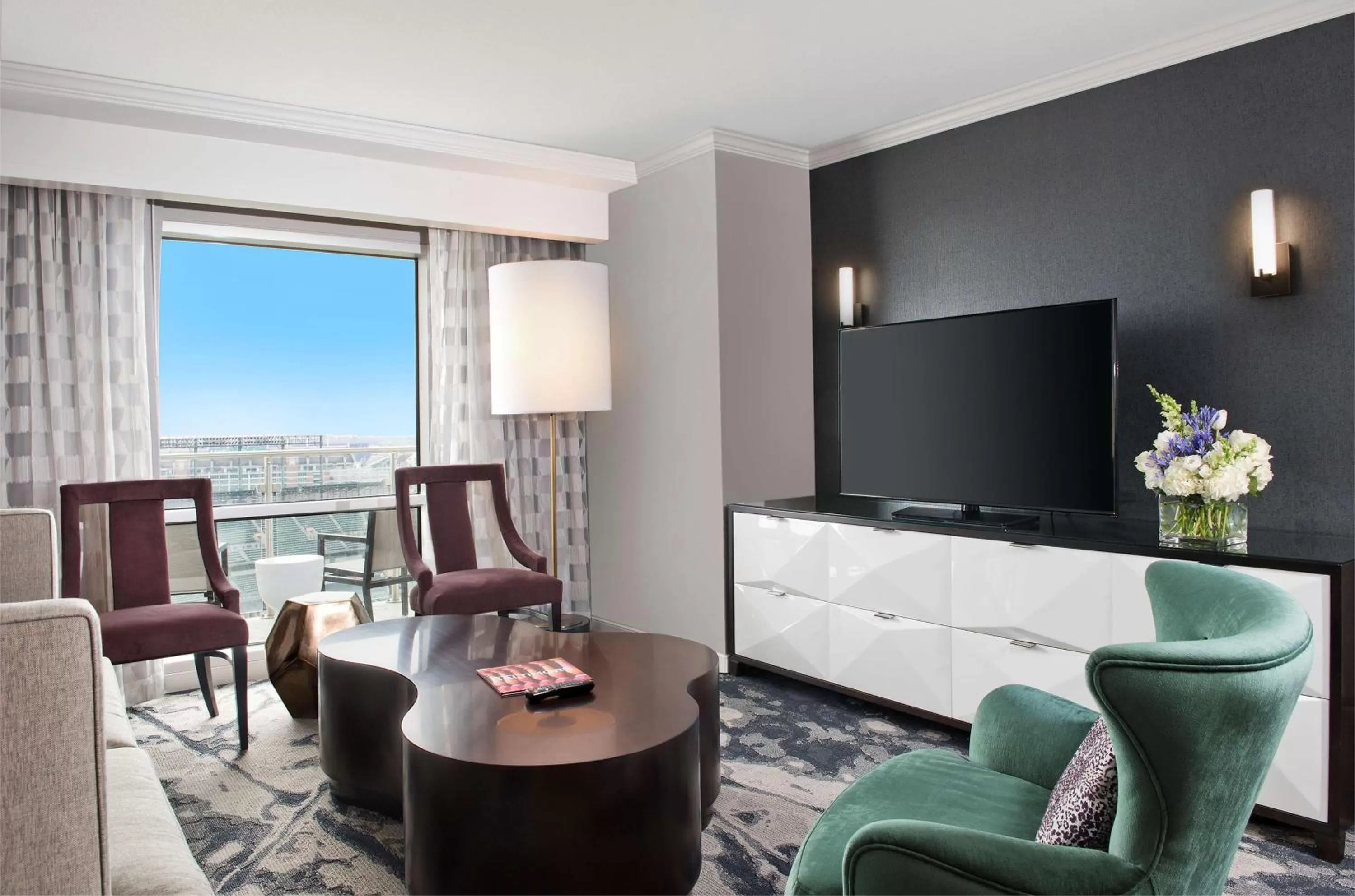 Living room in Hilton Baltimore Inner Harbor