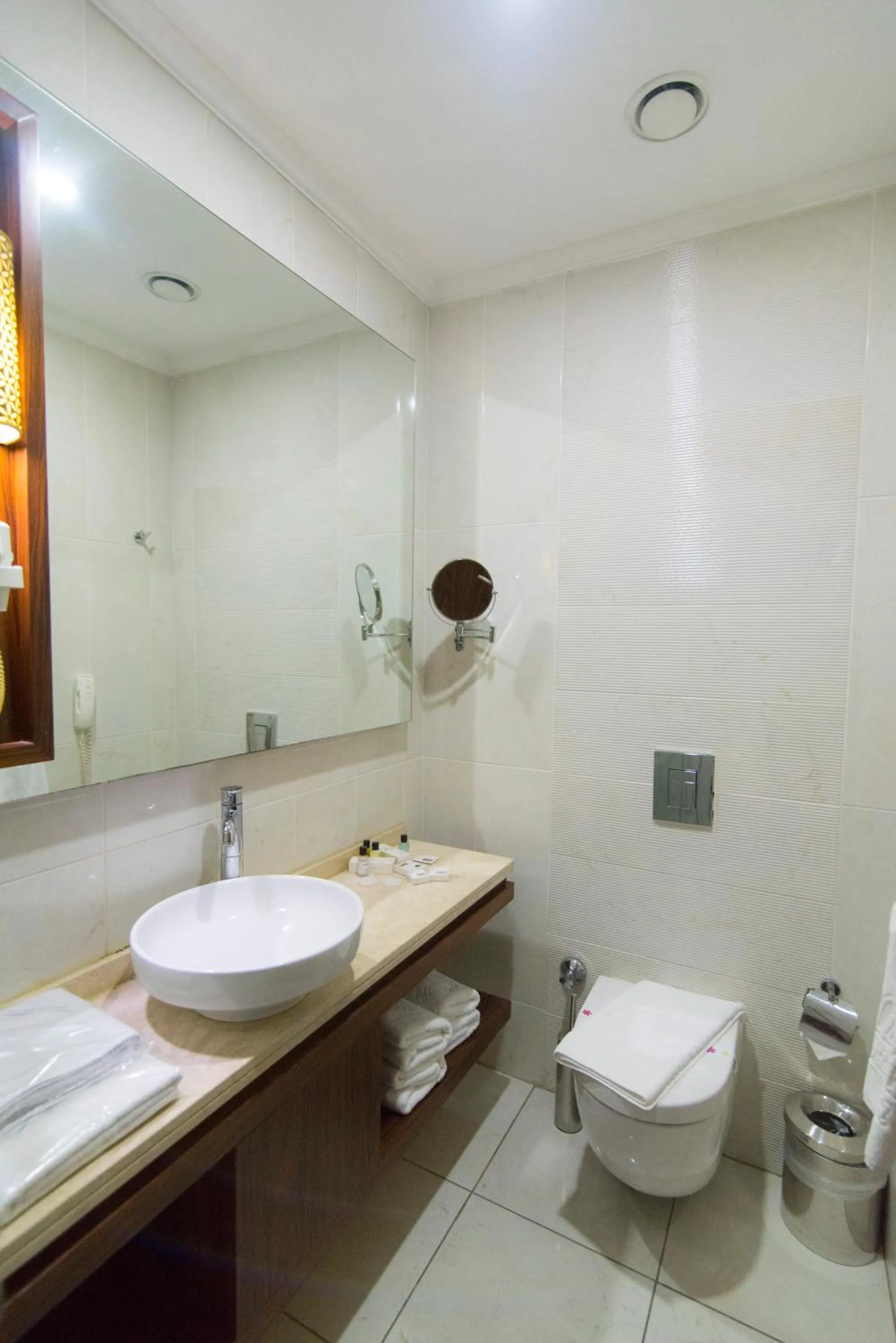 Shower in MidMar Deluxe Hotel