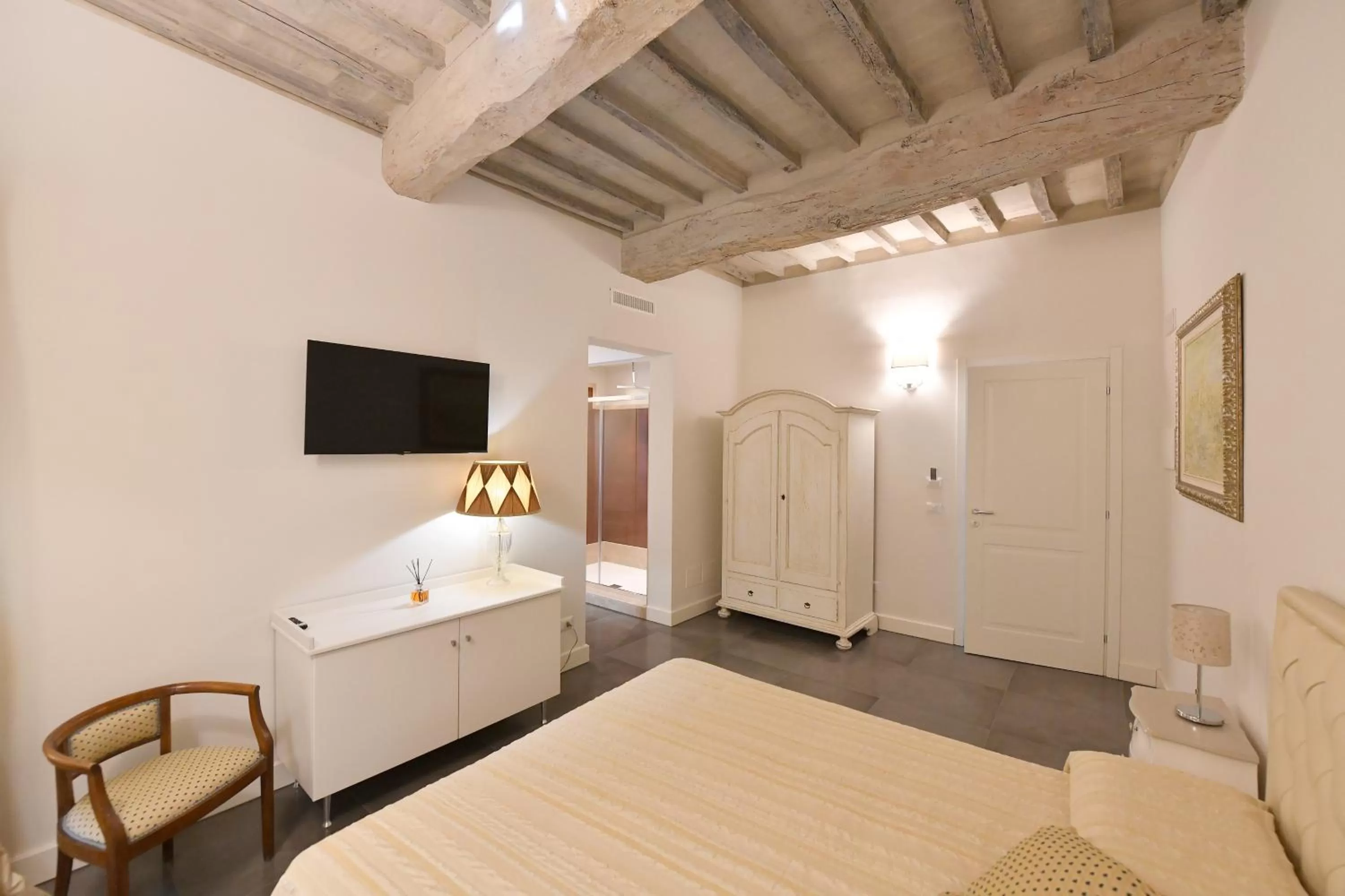 Bed, TV/Entertainment Center in Palazzo degli Stemmi