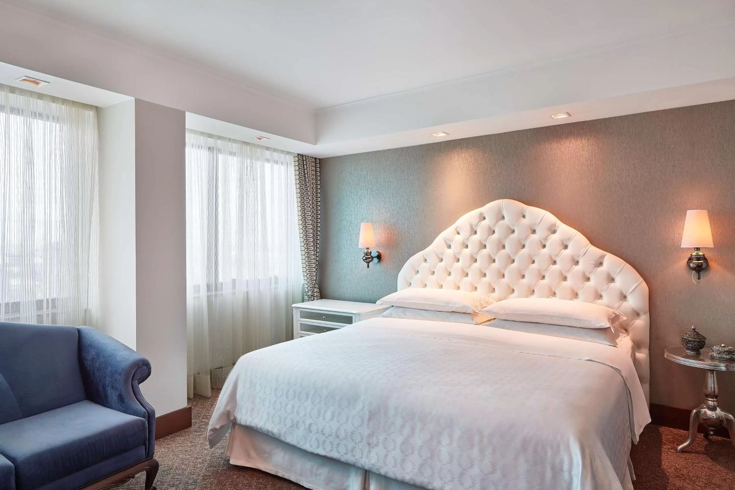 Living room, Bed in Hilton Porto Alegre, Brazil