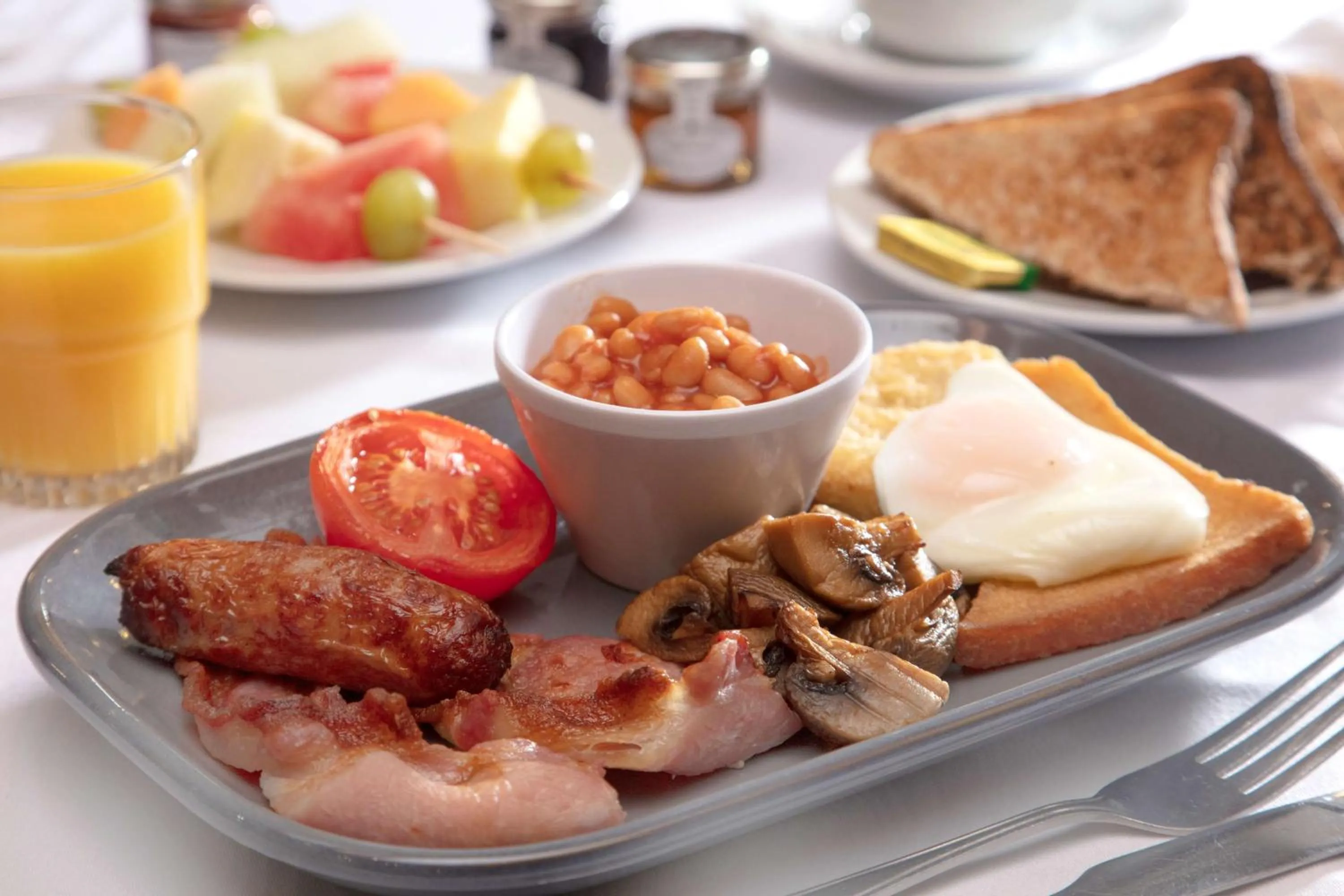 Restaurant/places to eat in Rogerthorpe Manor Hotel