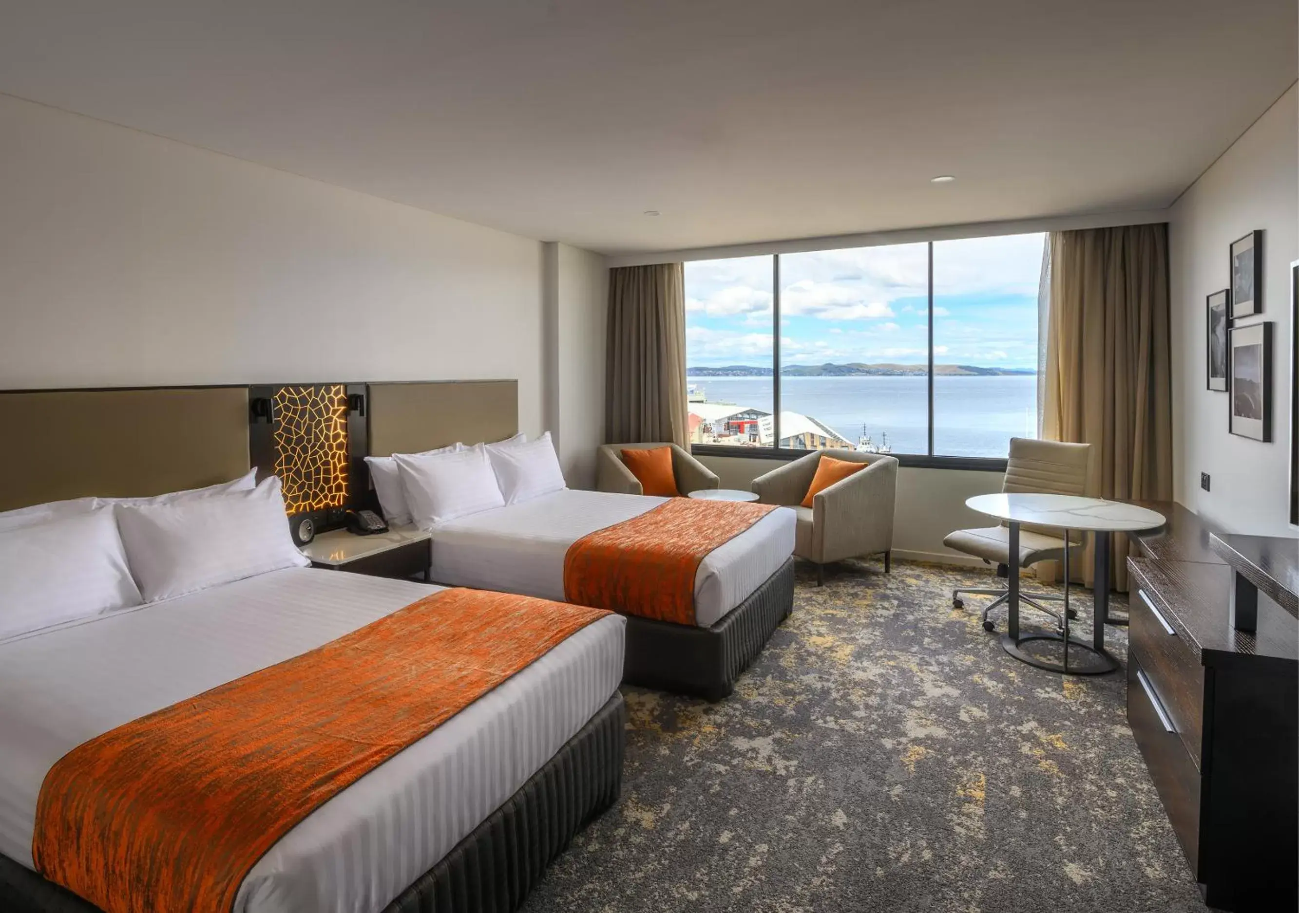 Superior Twin Room with Harbor View in Hotel Grand Chancellor Hobart Superior Twin Room with Harbor View in Hotel Grand Chancellor Hobart