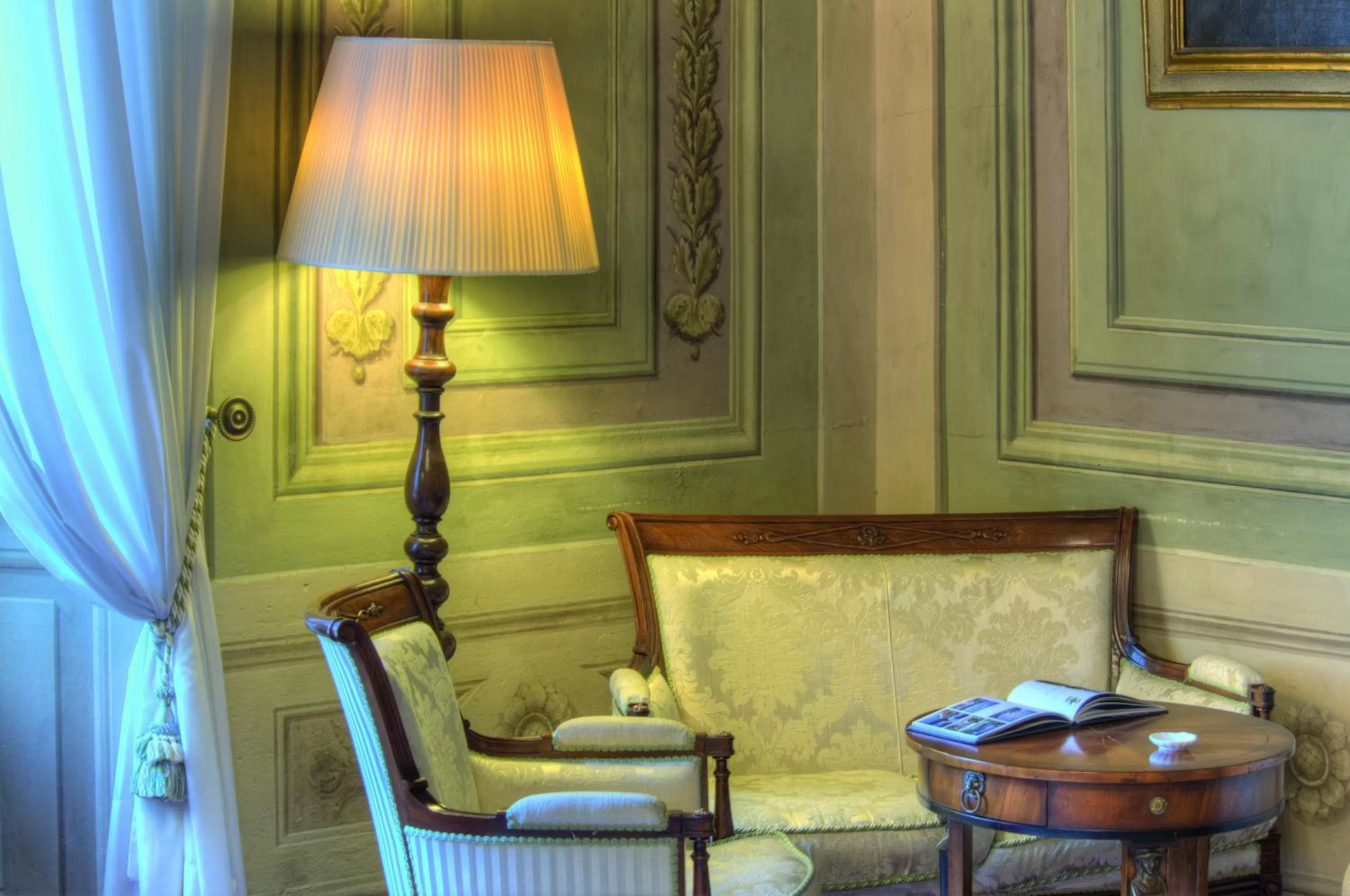 Communal lounge/ TV room in Palazzo Niccolini al Duomo Residenza D'Epoca