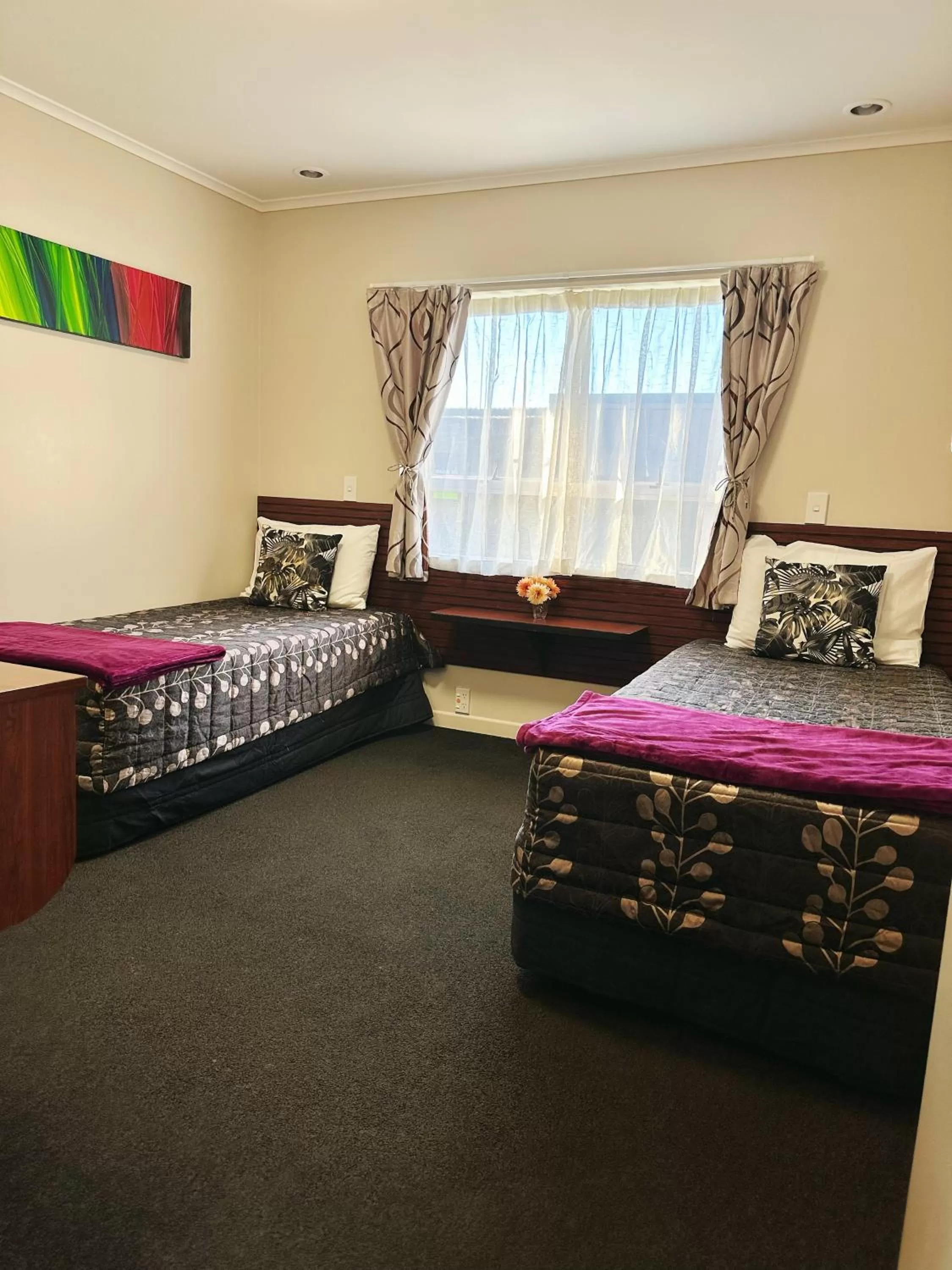 Bed in Red Rock Thermal Motel - Mineral Pool