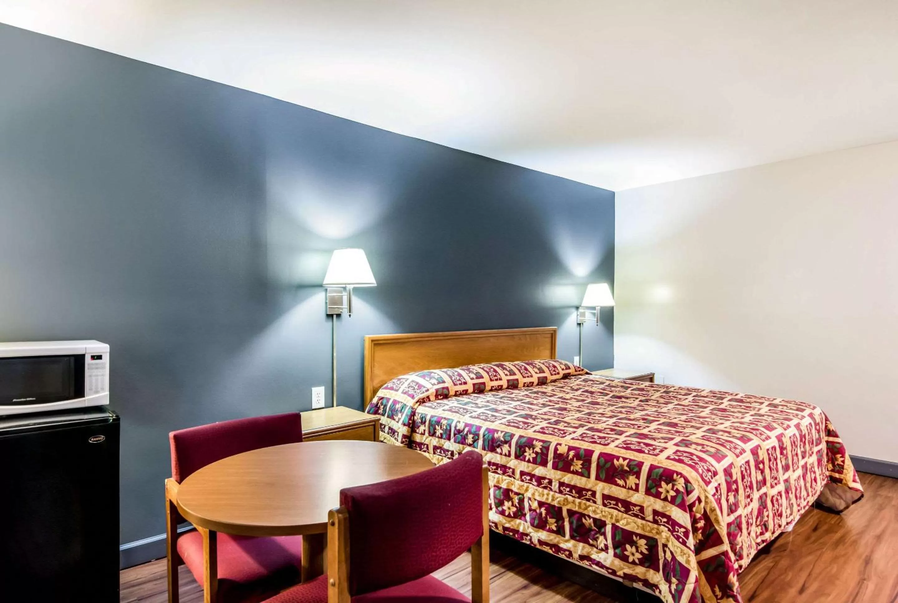 Bedroom, Bed in Rodeway Inn North Chesterfield-Richmond