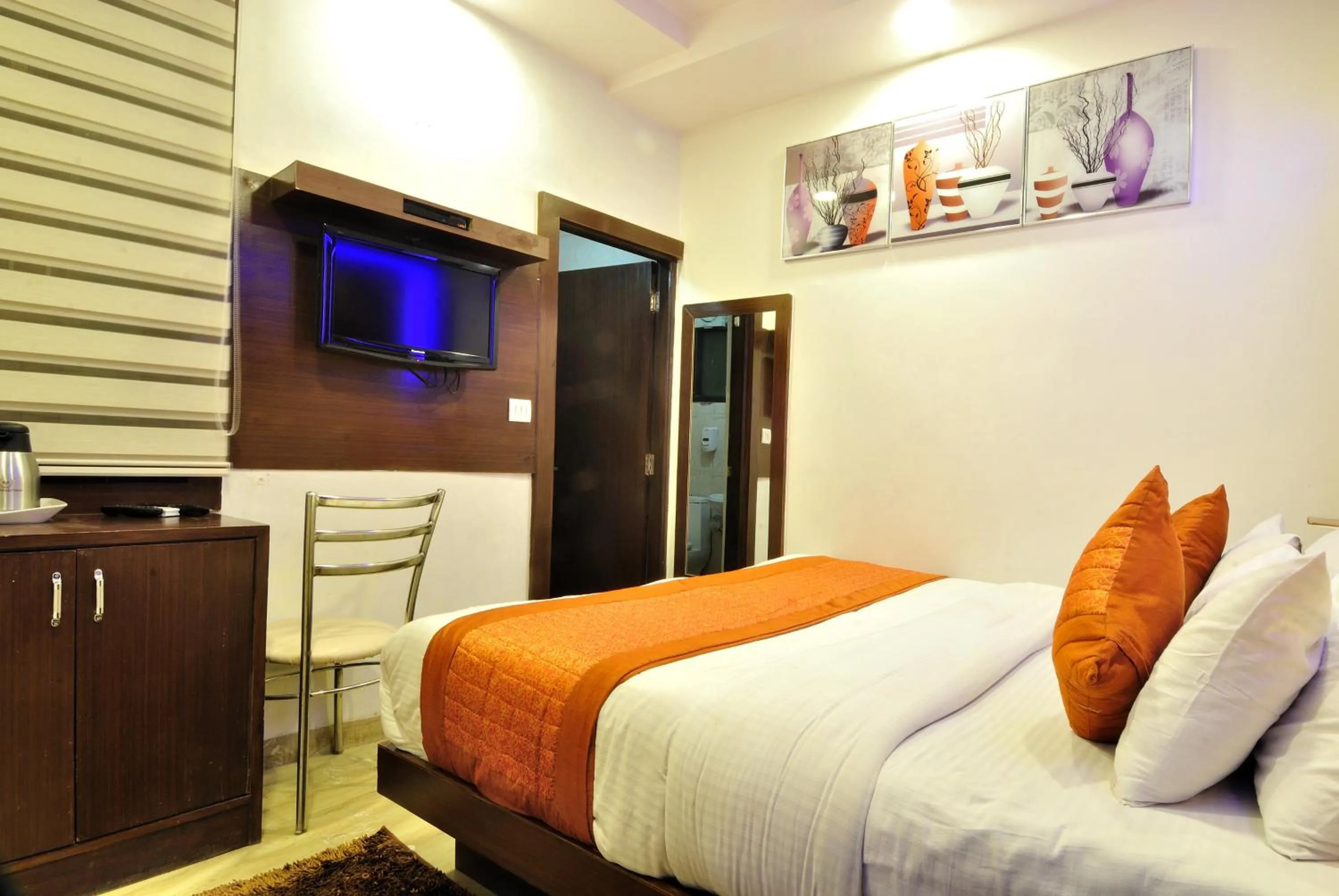 Bedroom, Bed in Hotel Nirmal Mahal - Paharganj - New Delhi