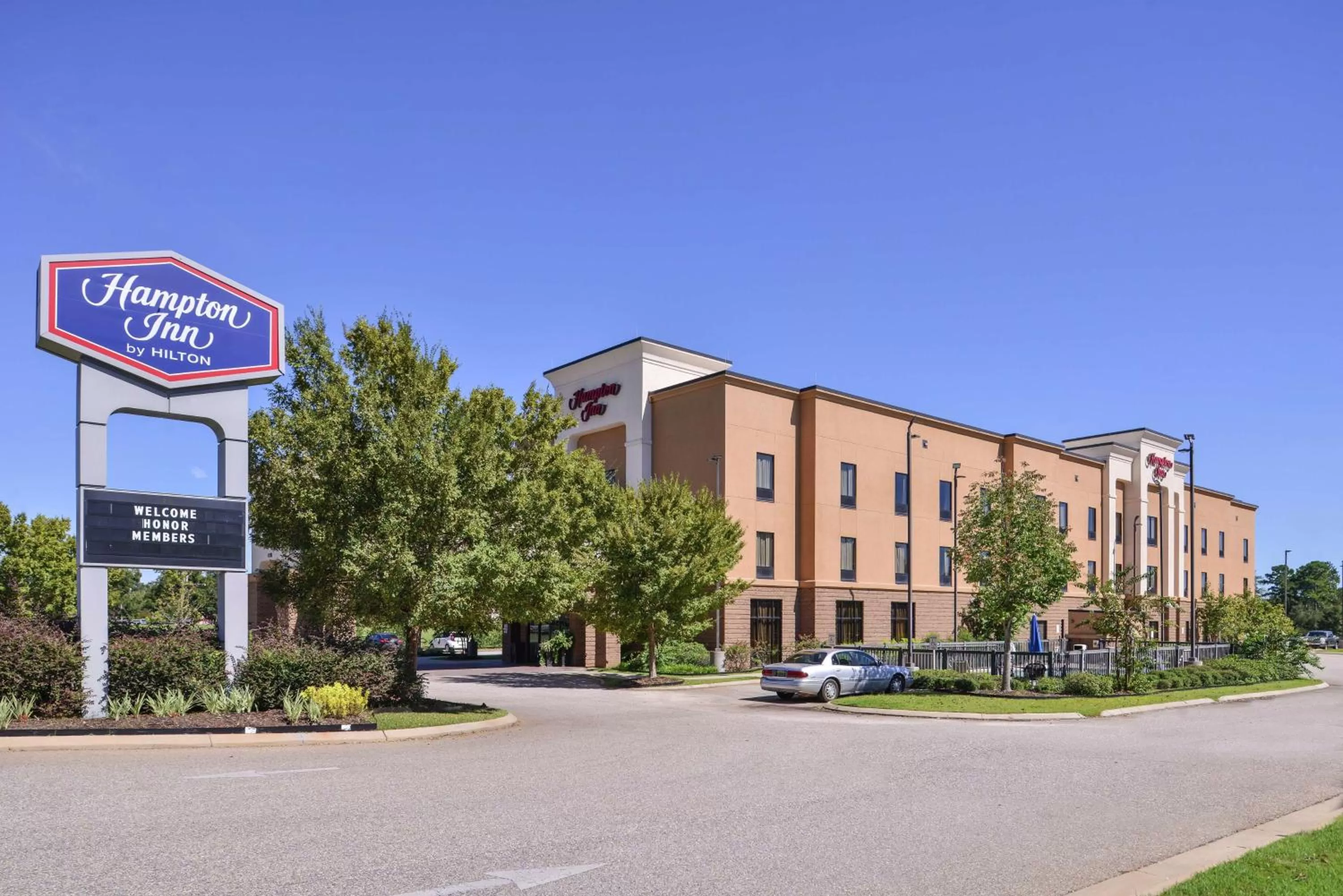 Property building in Hampton Inn Jackson-College Avenue