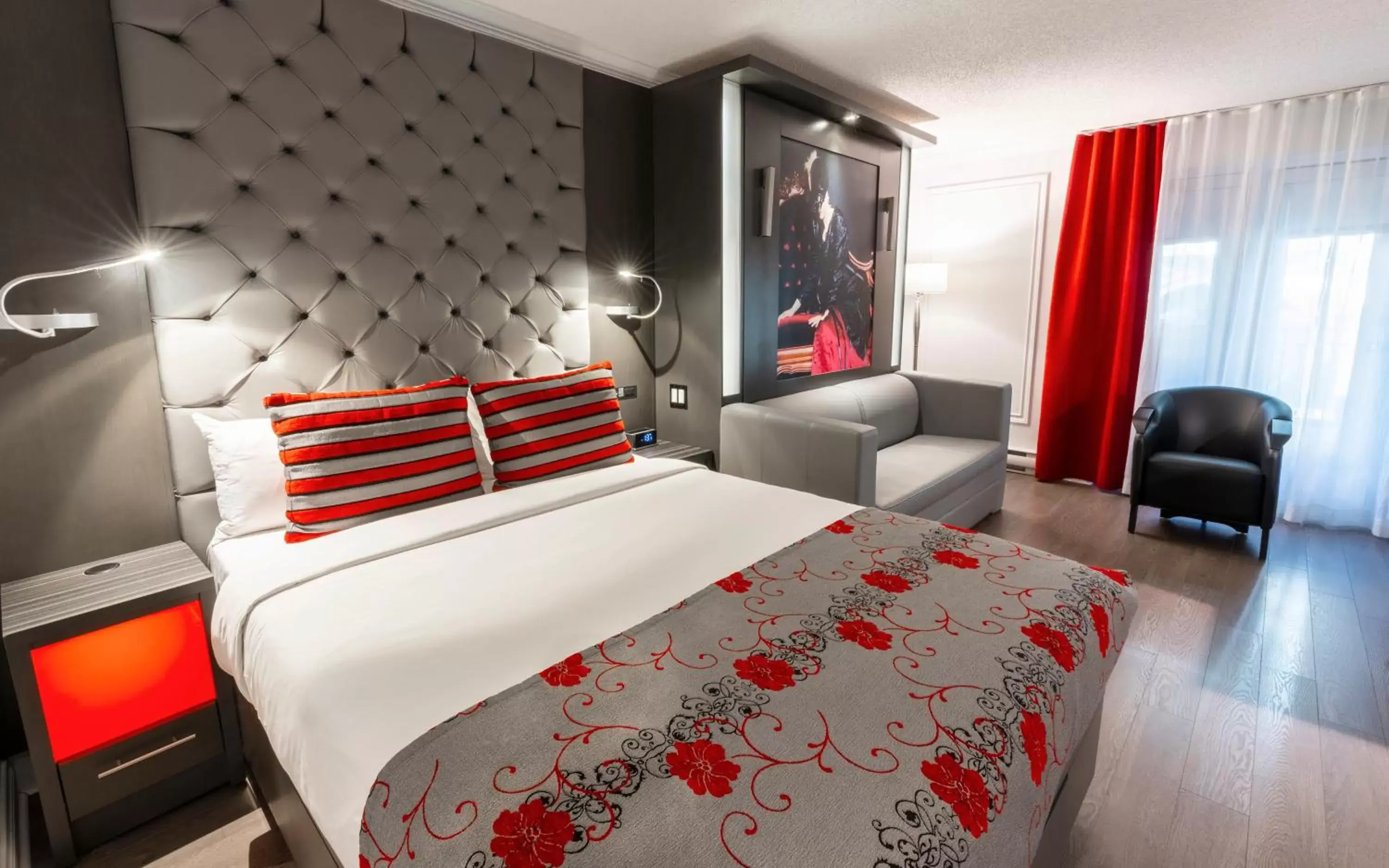 Interior Balcony Room, 1 Queen Bed and 1 Queen Murphy Bed in Hôtel Plaza Québec par JARO Interior Balcony Room, 1 Queen Bed and 1 Queen Murphy Bed in Hôtel Plaza Québec par JARO