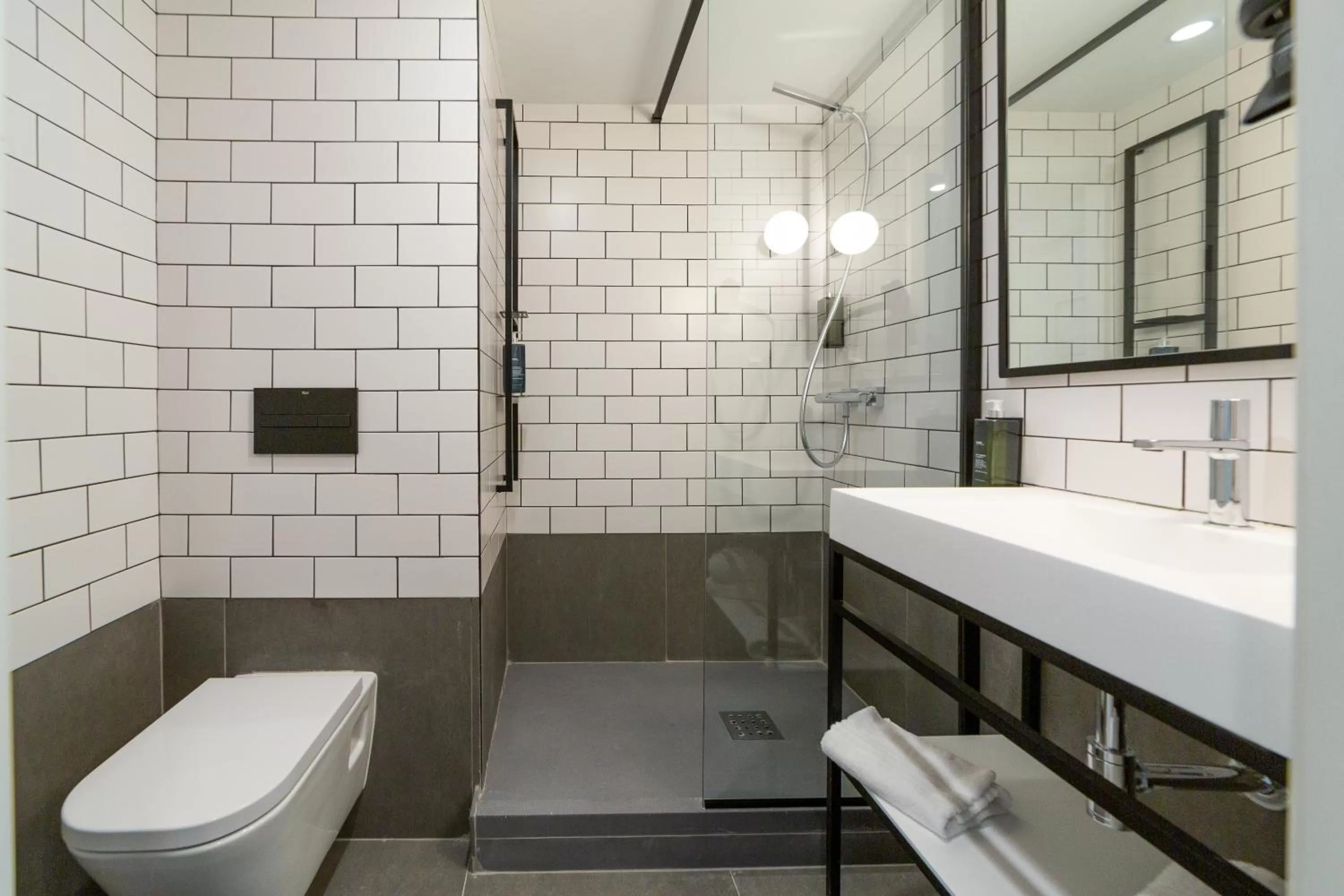 Bathroom in ibis Porto Centro Mercado Bolhao