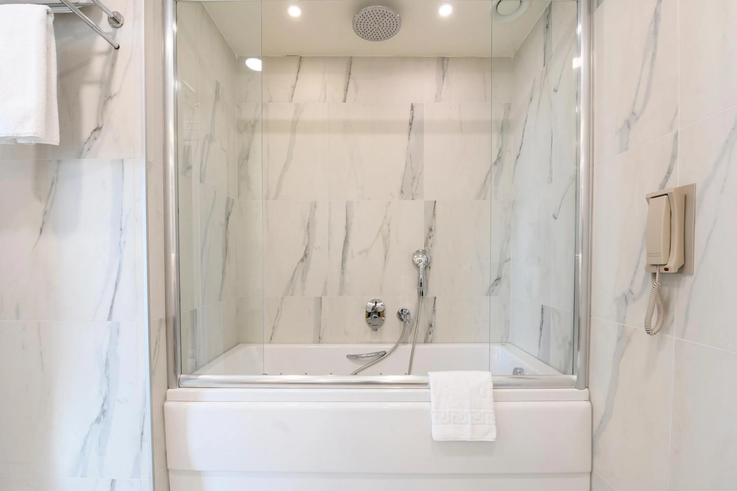 Bathroom in La Quinta by Wyndham Istanbul Gunesli