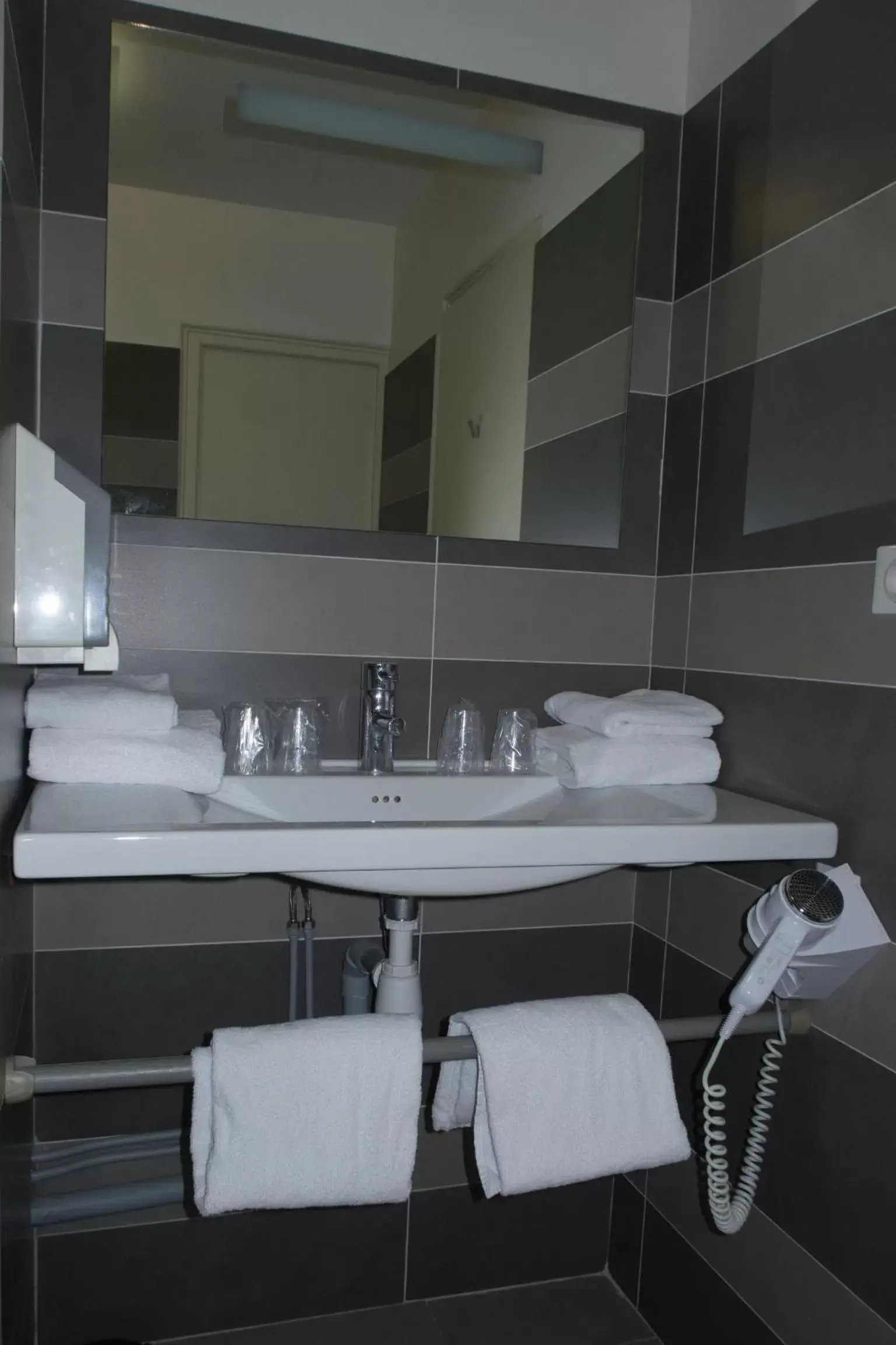 Twin or Triple Room in Hôtel Le Rochelois Twin or Triple Room in Hôtel Le Rochelois