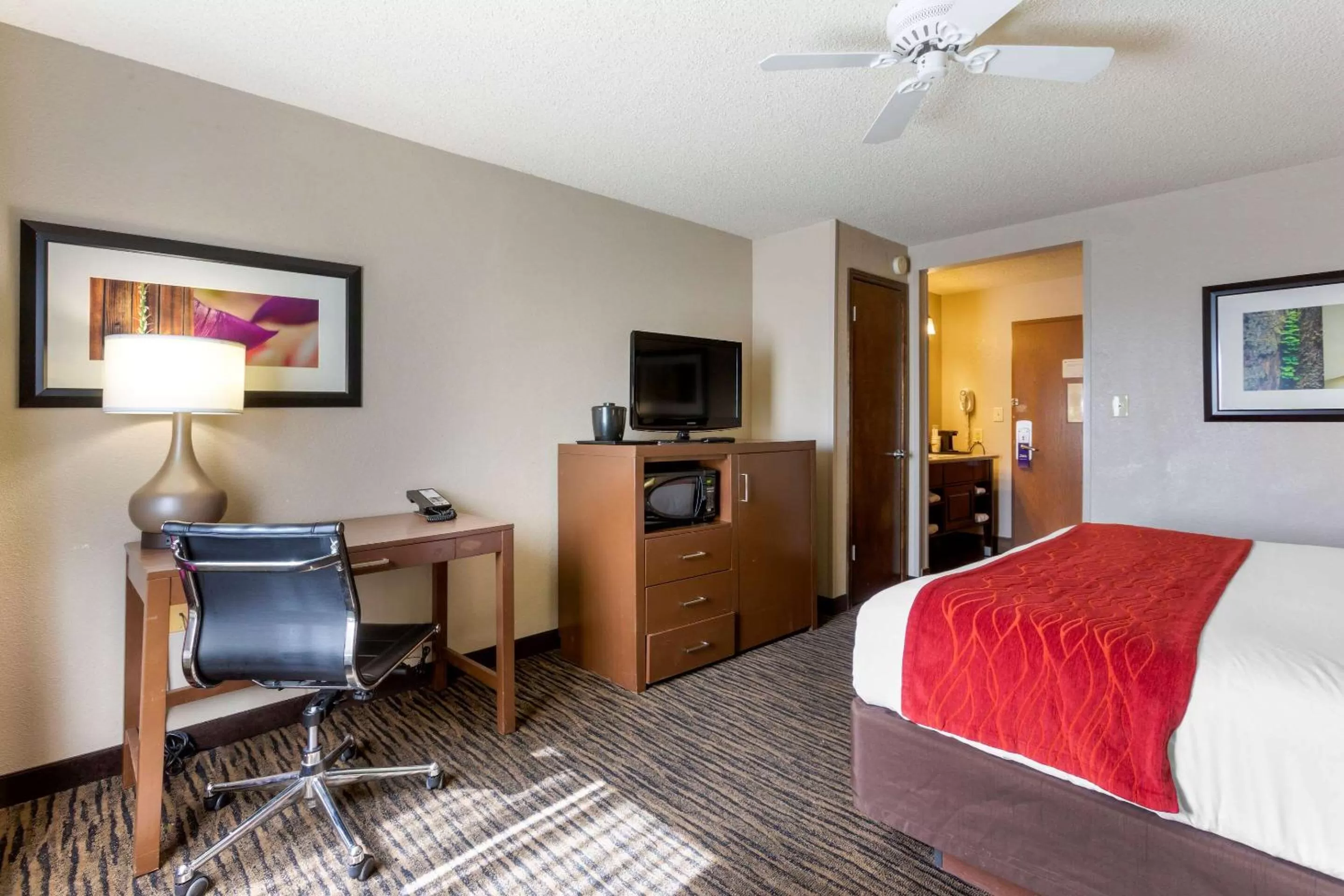 Photo of the whole room, Bed in Comfort Inn West Valley - Salt Lake City South