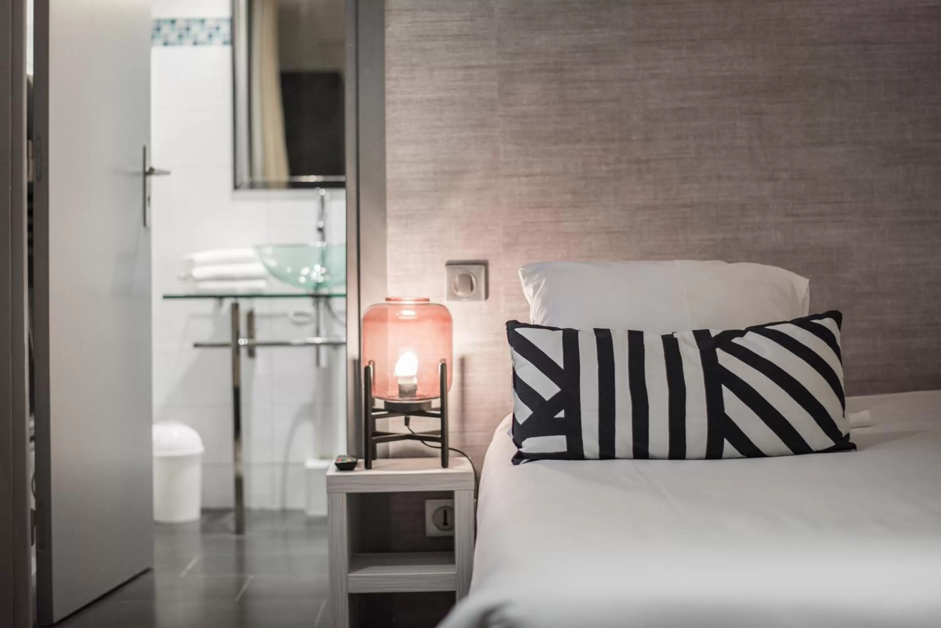 Bedroom, Bed in Hôtel Couvent du Franciscain Centre ville