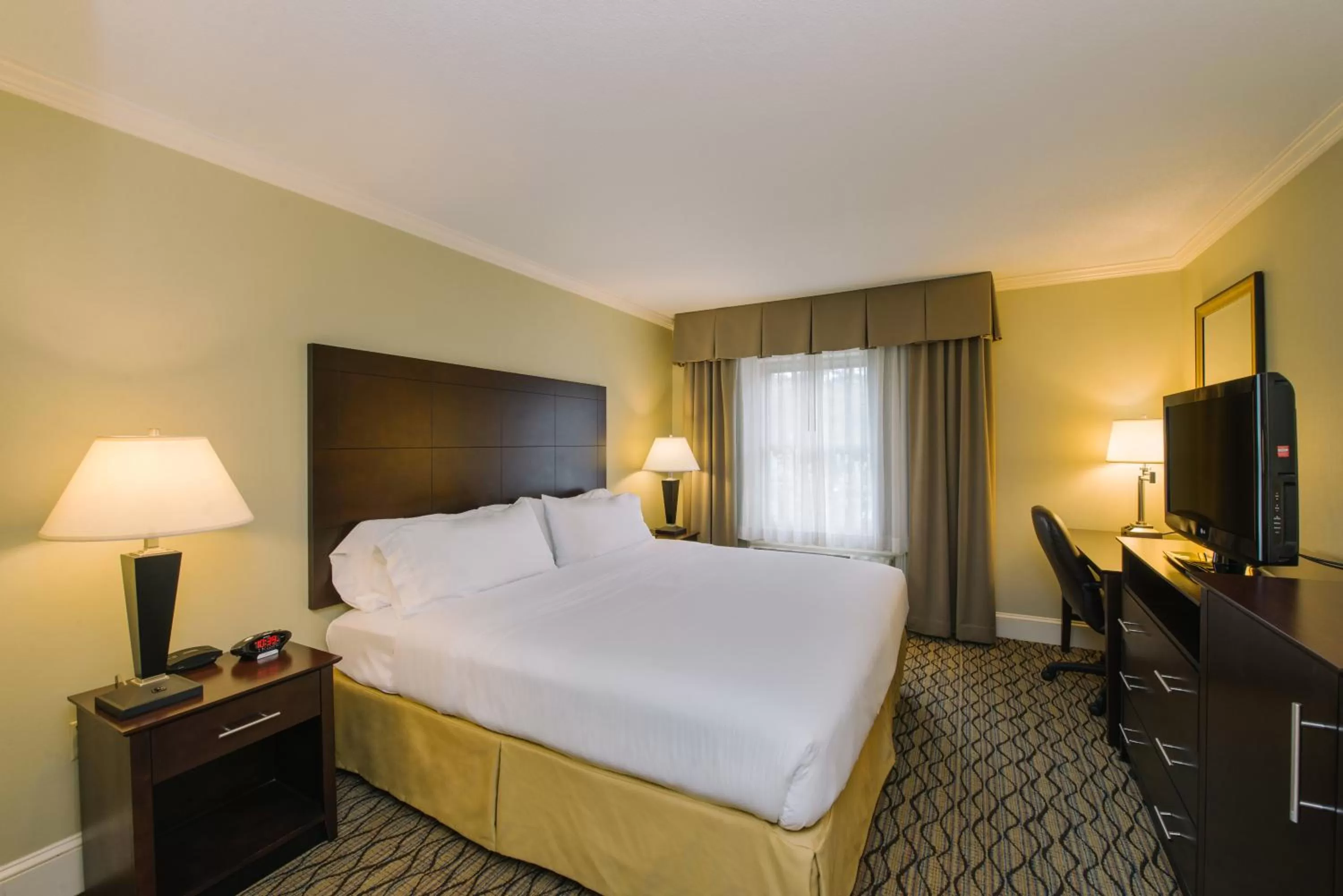 Photo of the whole room, Bed in Holiday Inn Express and Suites Merrimack by IHG