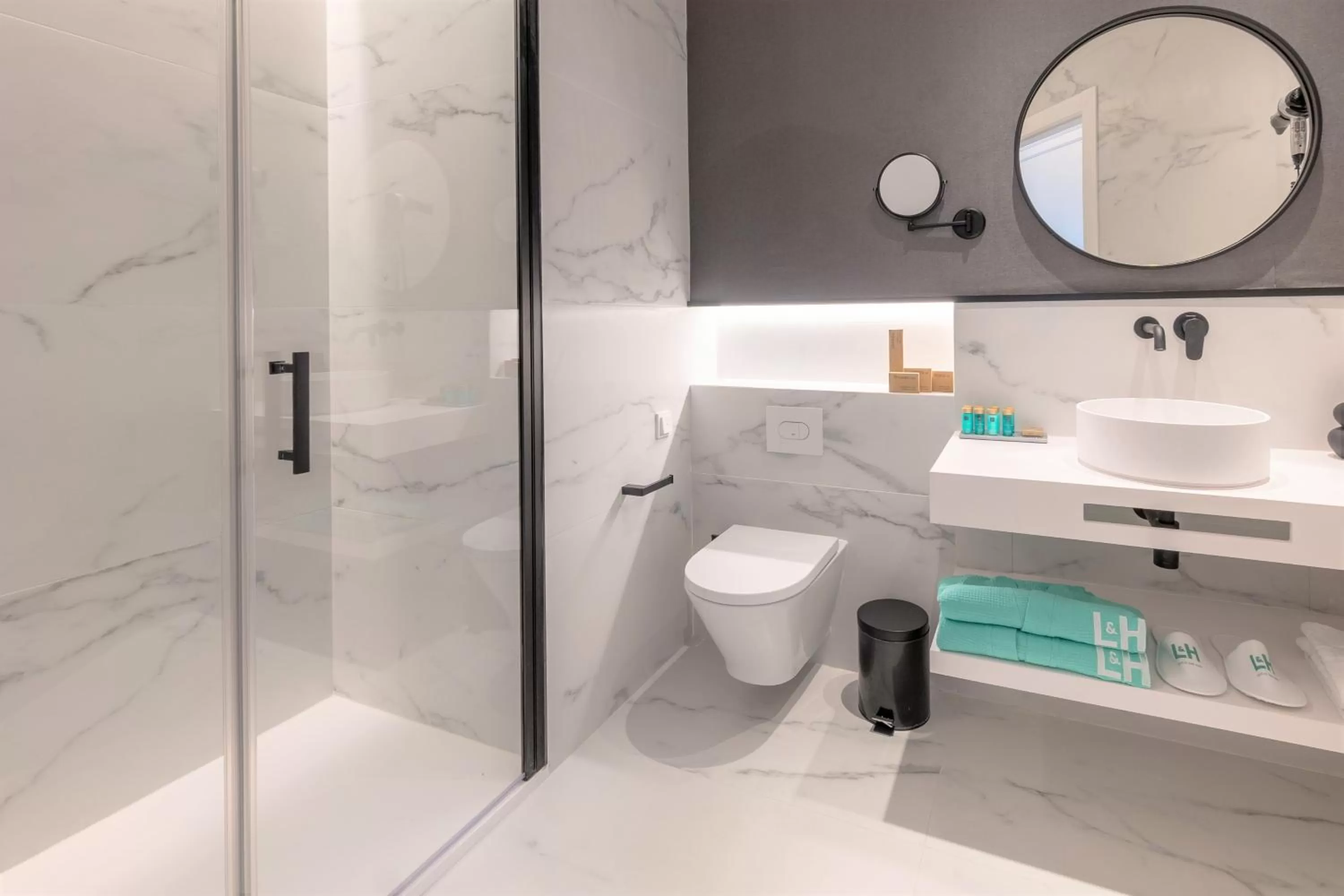 Shower in L&H Gran Vía Valencia