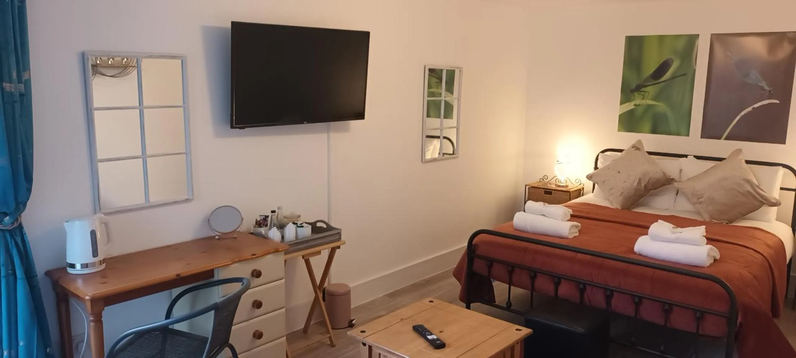 Bedroom, Bed in The Wheatsheaf