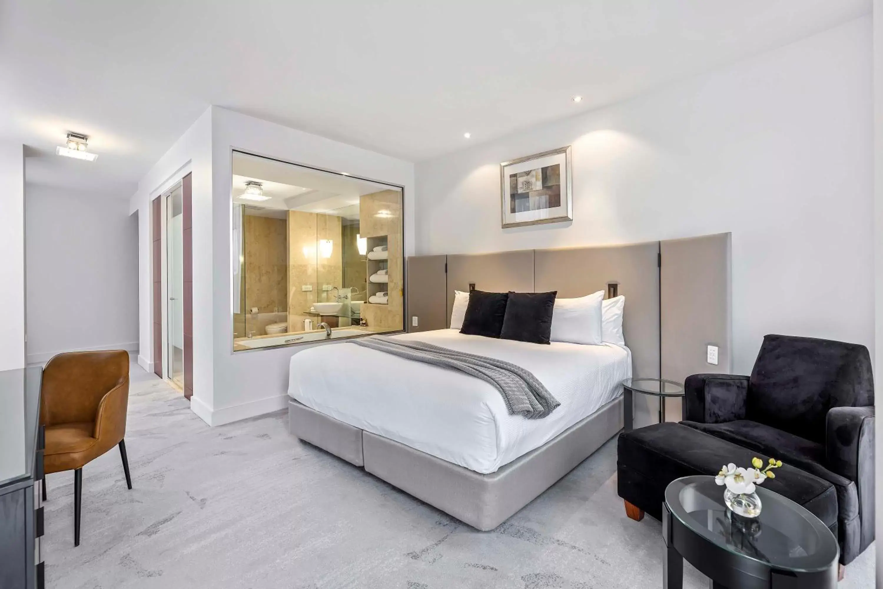 Peppers Deluxe Room in Peppers Waymouth Hotel Peppers Deluxe Room in Peppers Waymouth Hotel