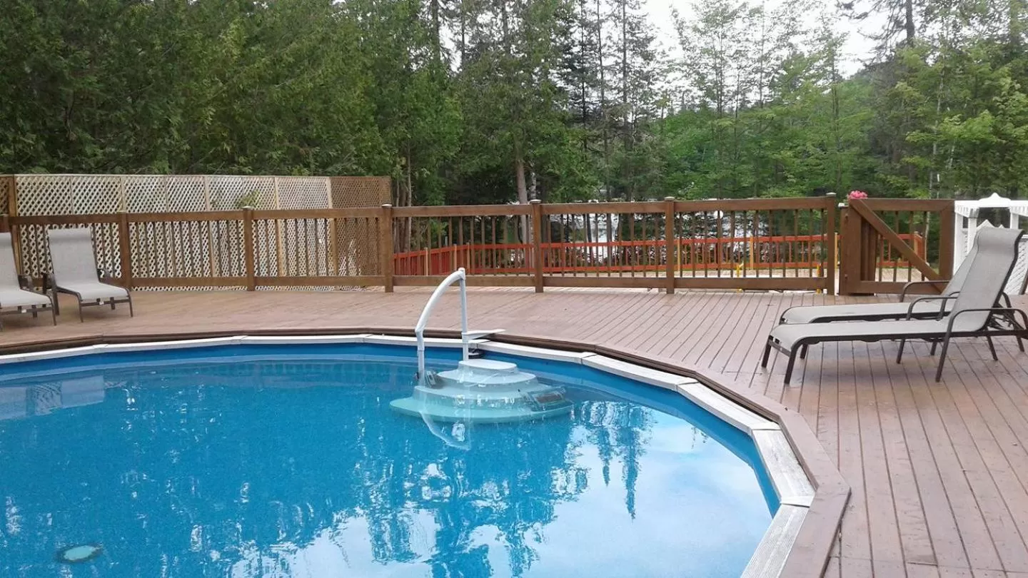 Patio in Hotel Le Petit Lac Sainte-Adèle