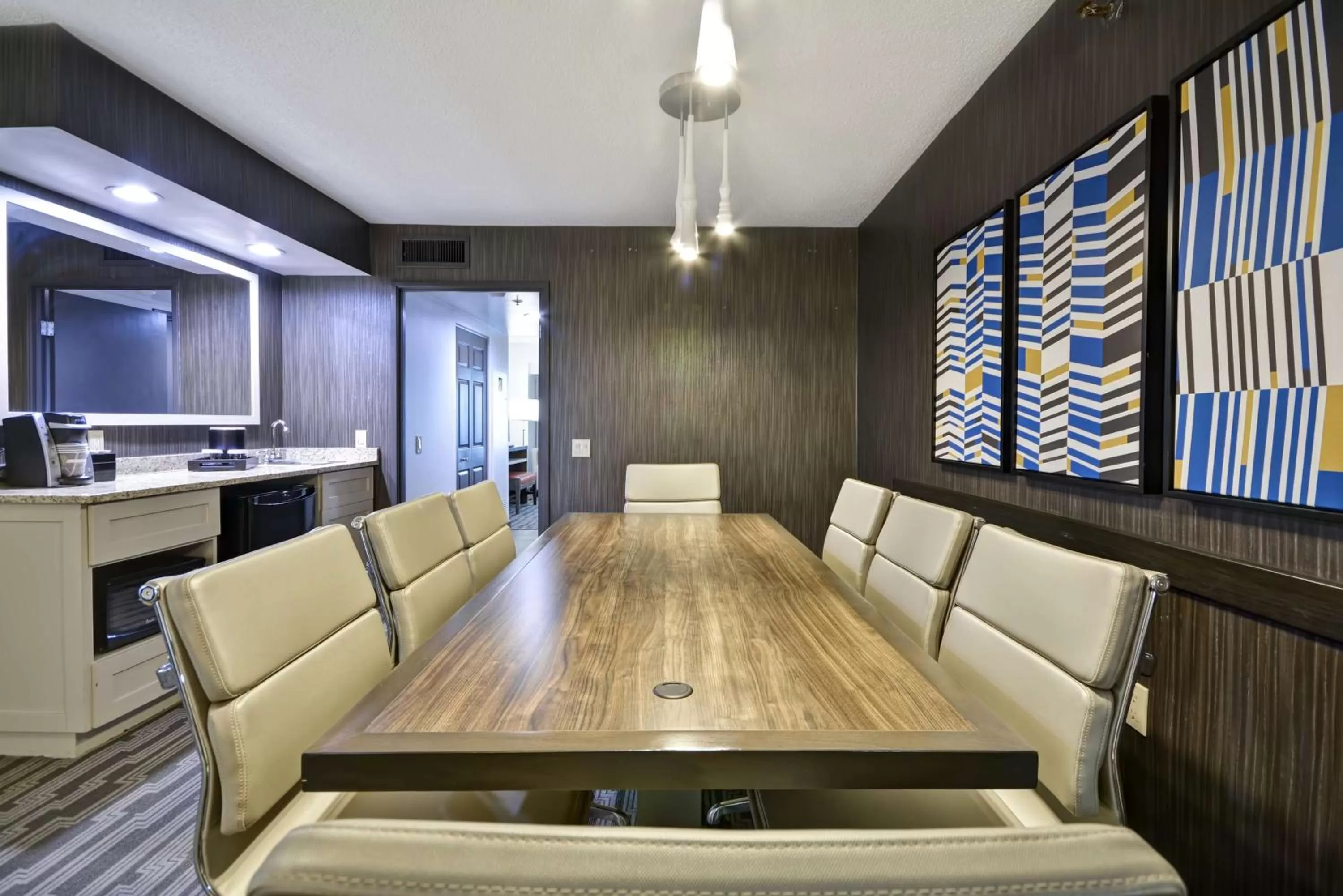 Living room in Embassy Suites Charlotte