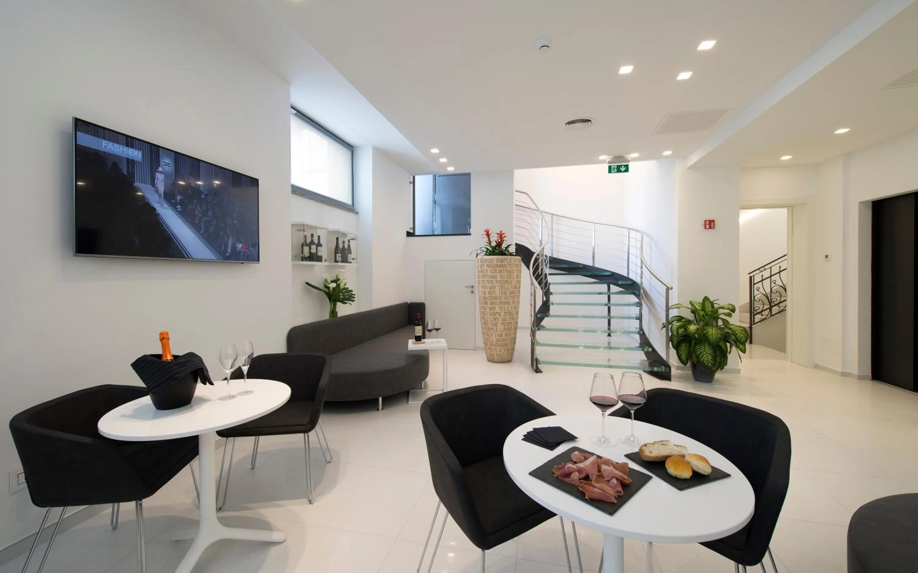 Communal lounge/ TV room in Gatto Bianco Mia Aparthotel