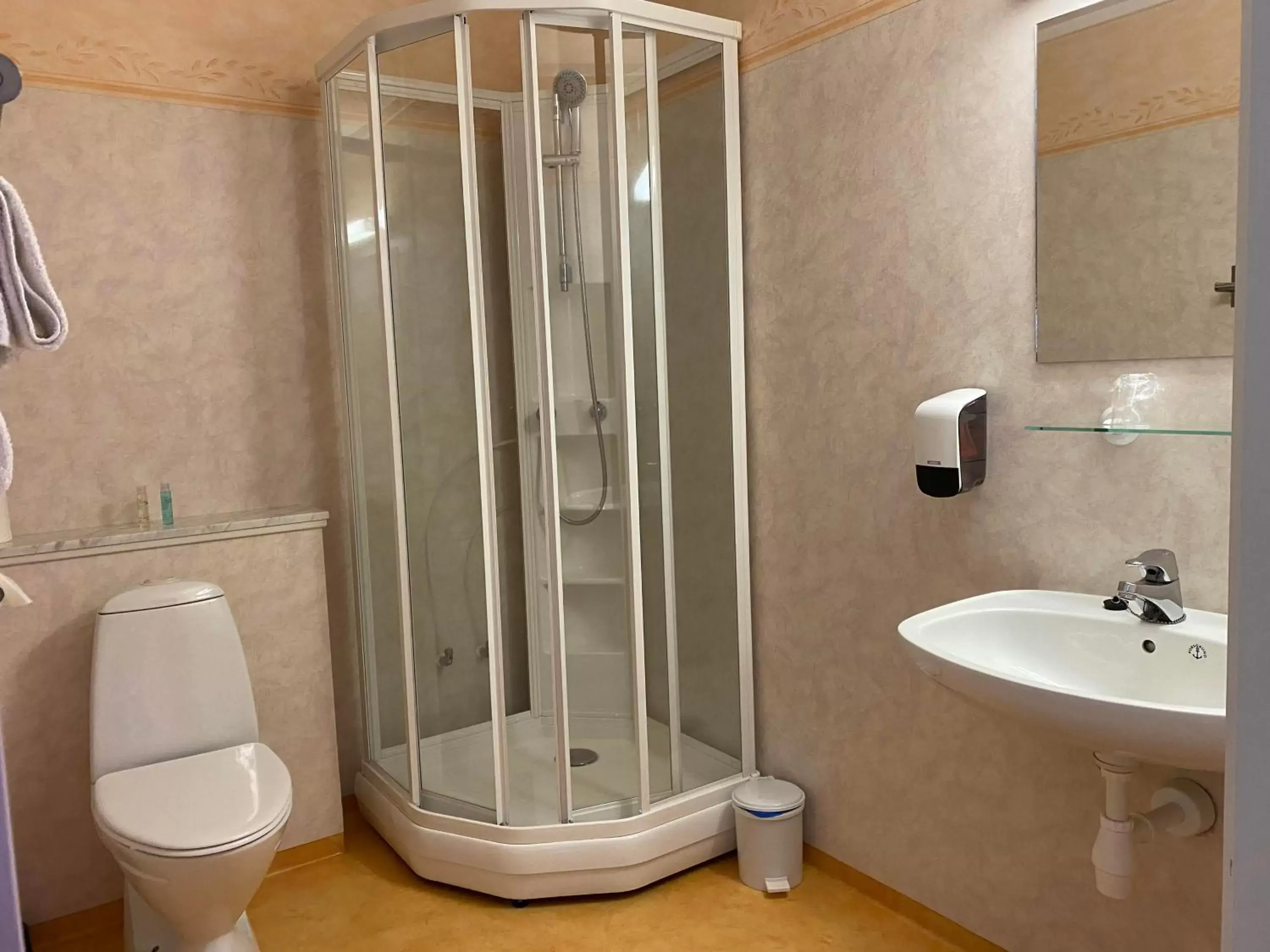 Triple Room in Kongsvinger Budget Hotel Triple Room in Kongsvinger Budget Hotel