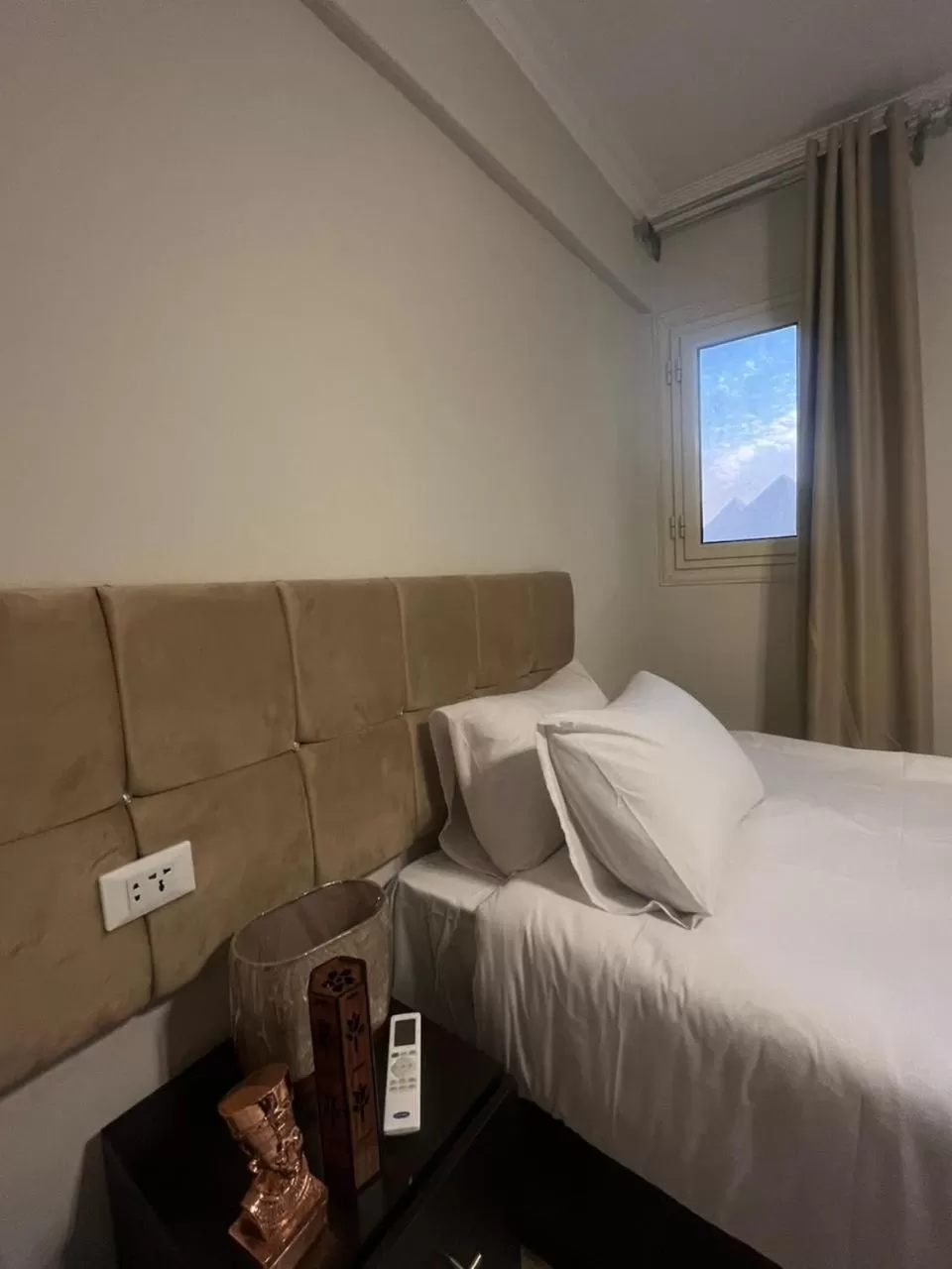 Landmark view, Bed in Crowne Pyramids view inn