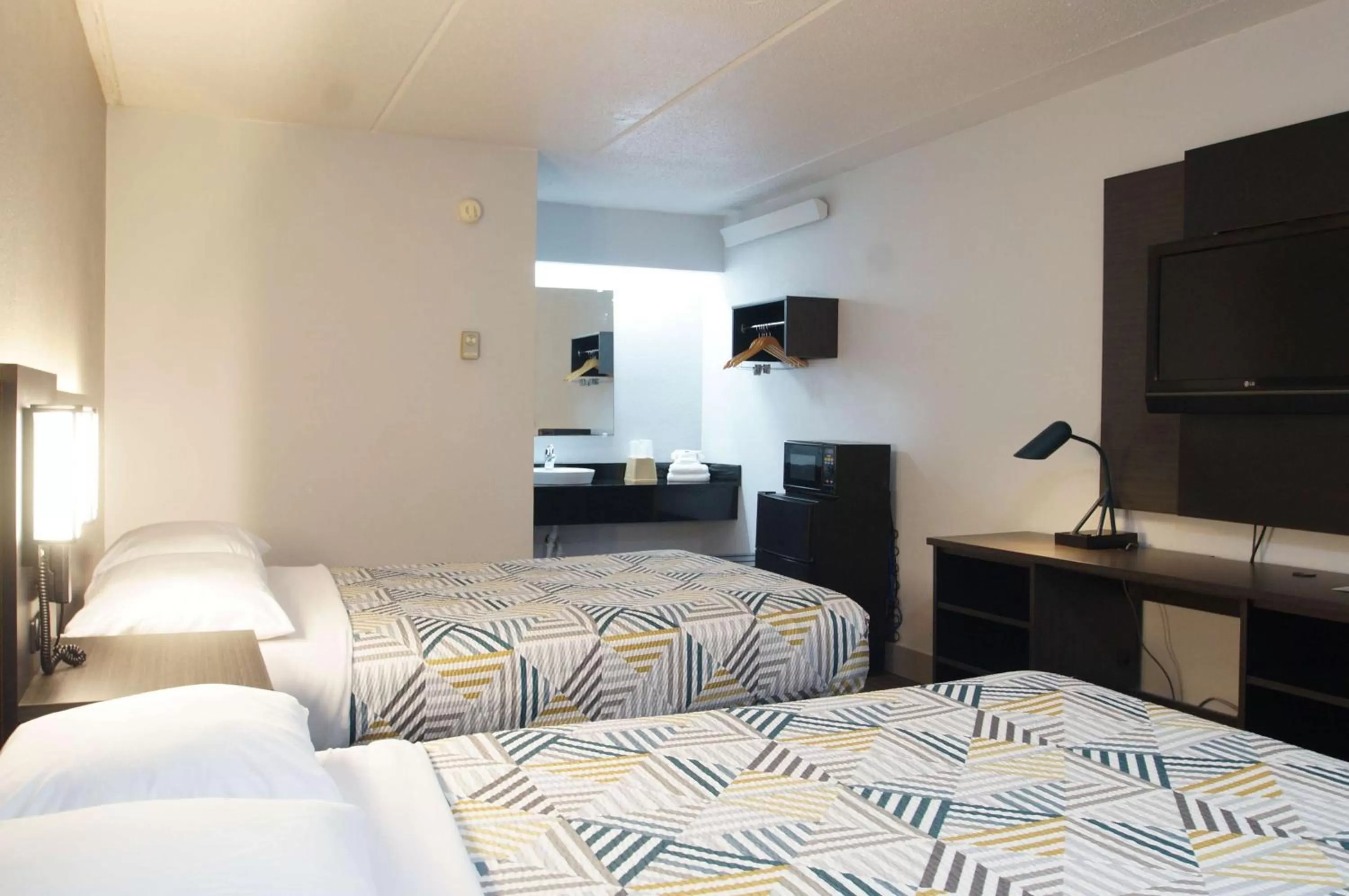 Quadruple Room - Smoking in Motel 6-Charlotte, NC - Coliseum