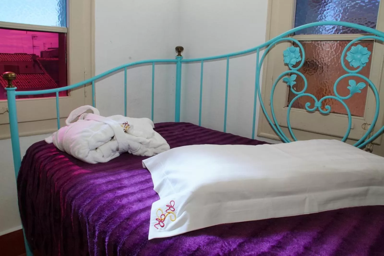 Bed in Sitges Royal Rooms