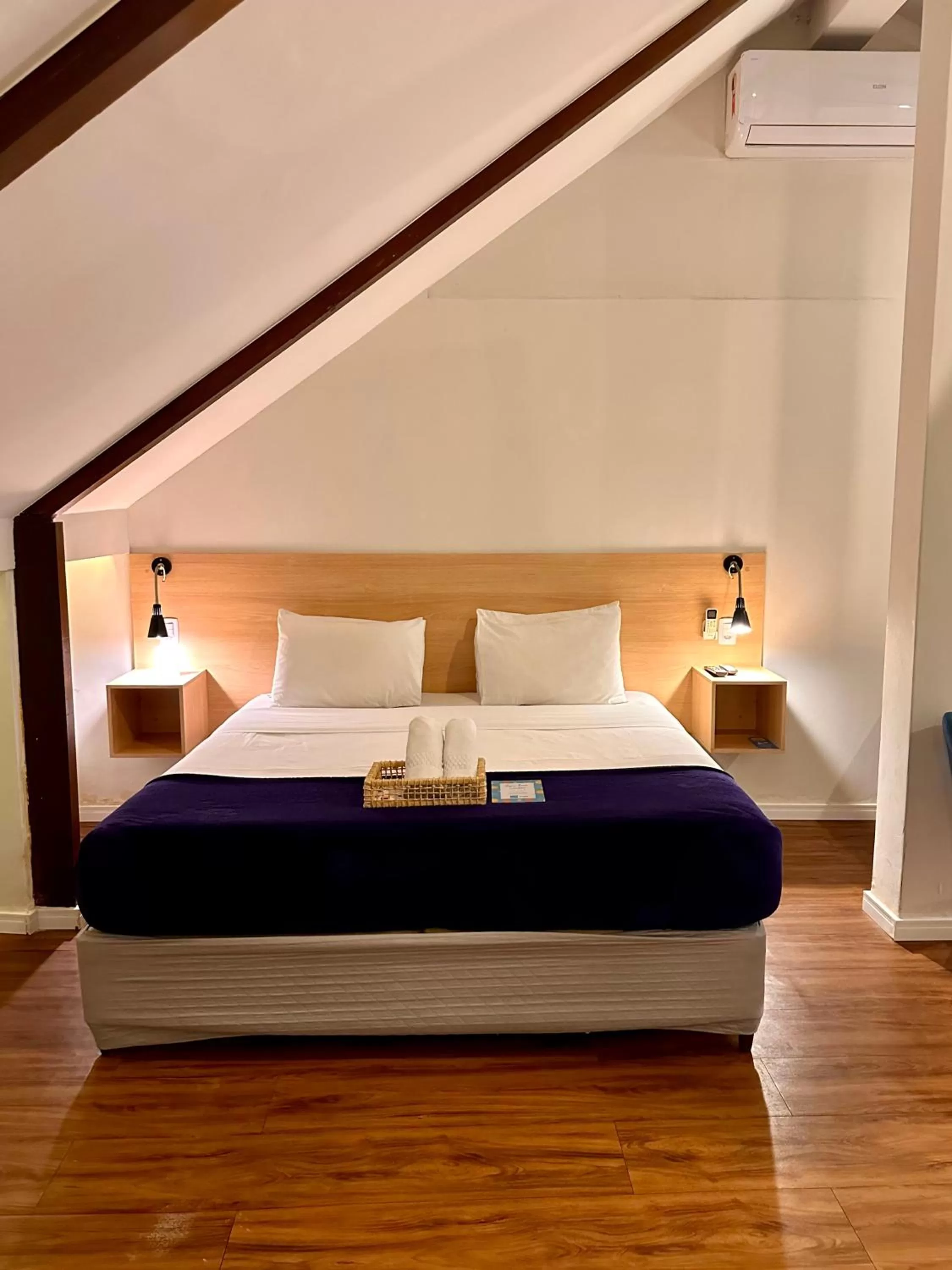 Photo of the whole room, Bed in Injoy Suítes & Aparts