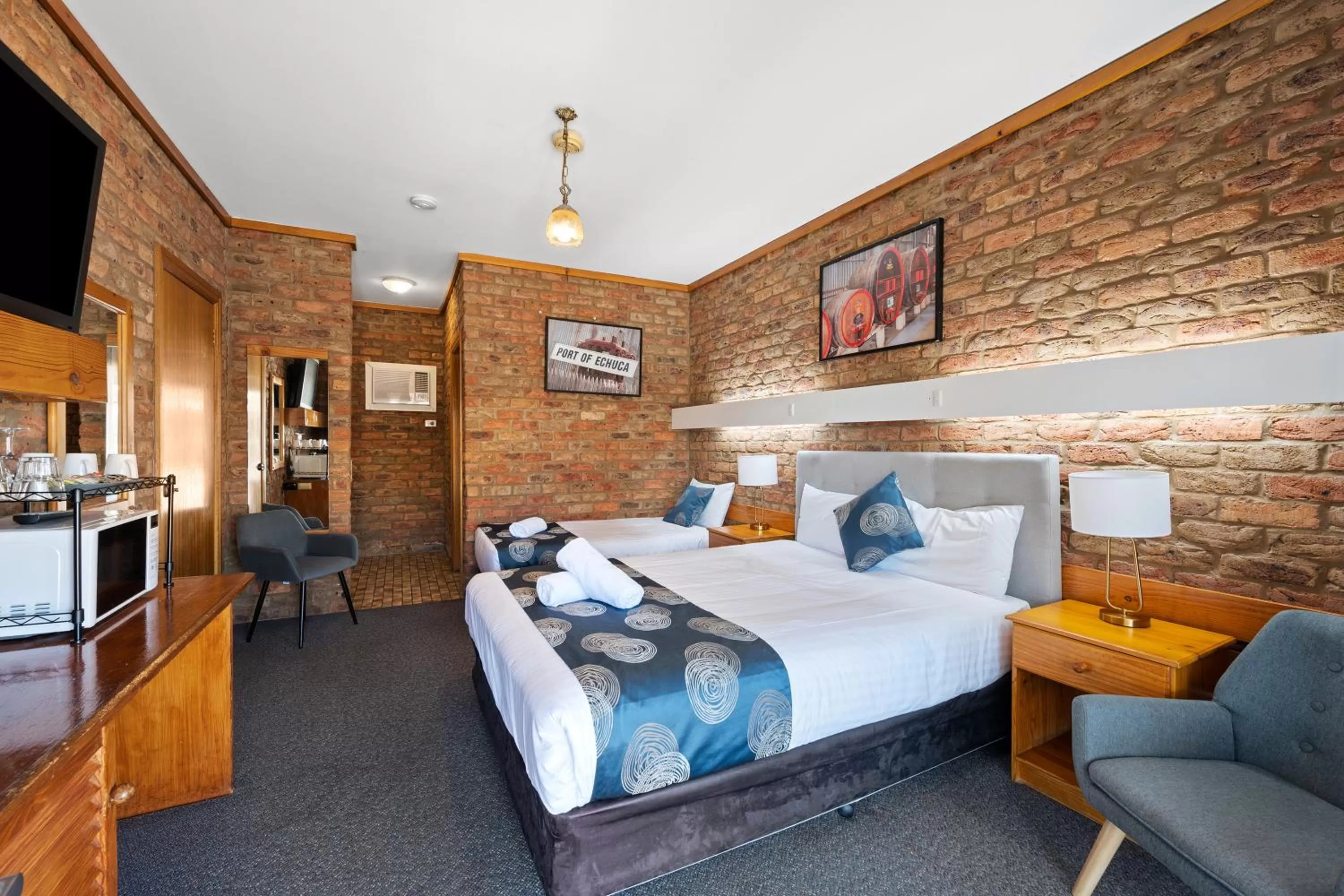 Bedroom, Bed in The Settlement Historic Hotel