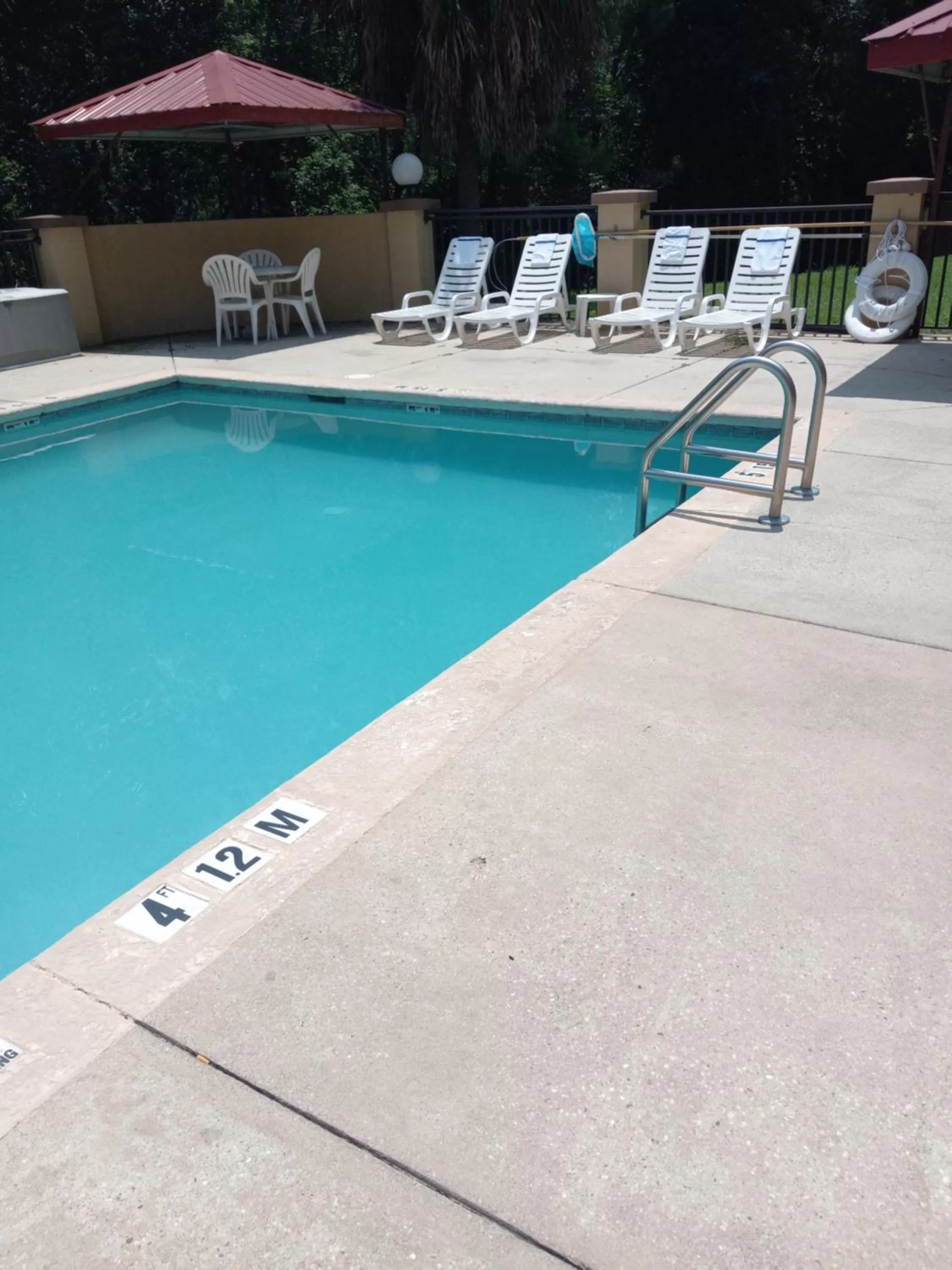 Swimming pool in Comfort Suites Daphne - Mobile East Bay