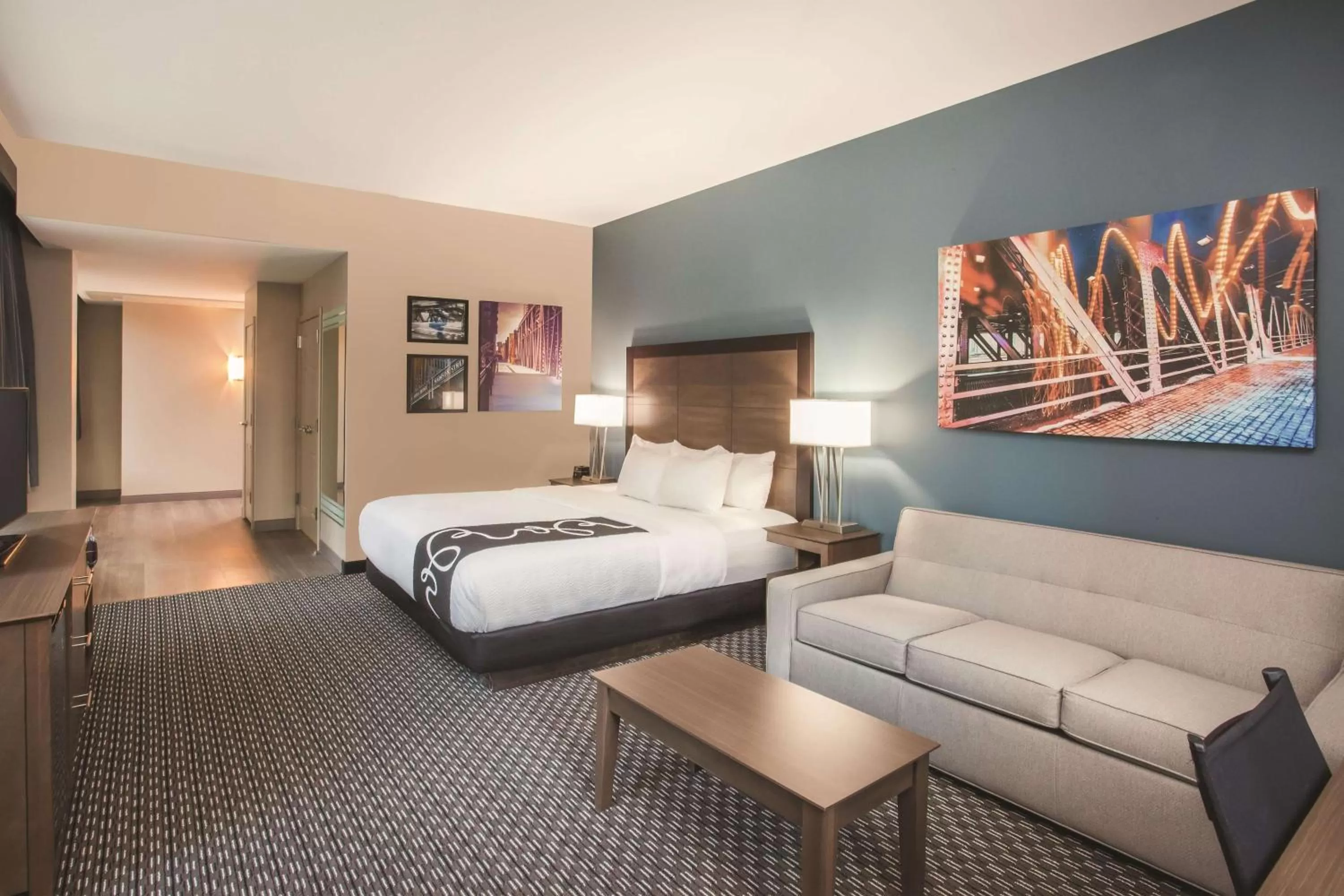 Photo of the whole room, Bed in La Quinta by Wyndham Chicago Downtown