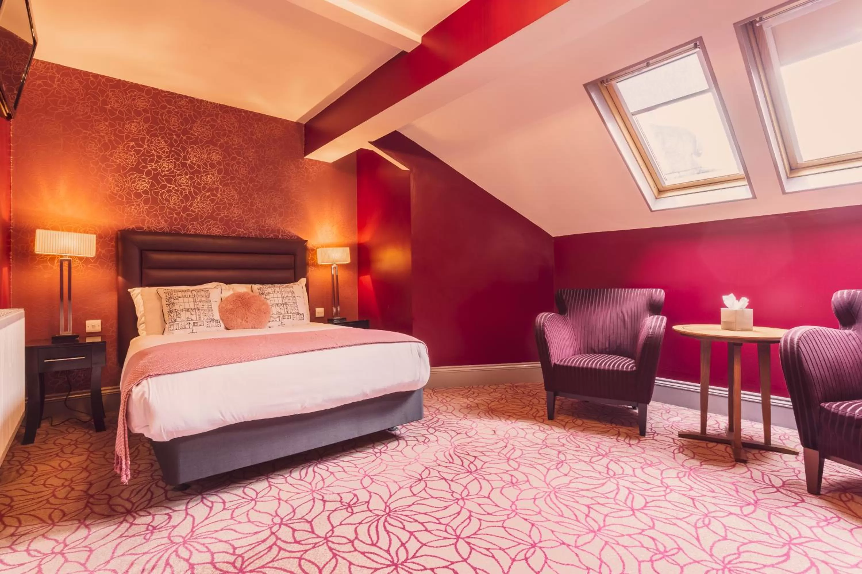 Bedroom, Bed in The Gardens Hotel