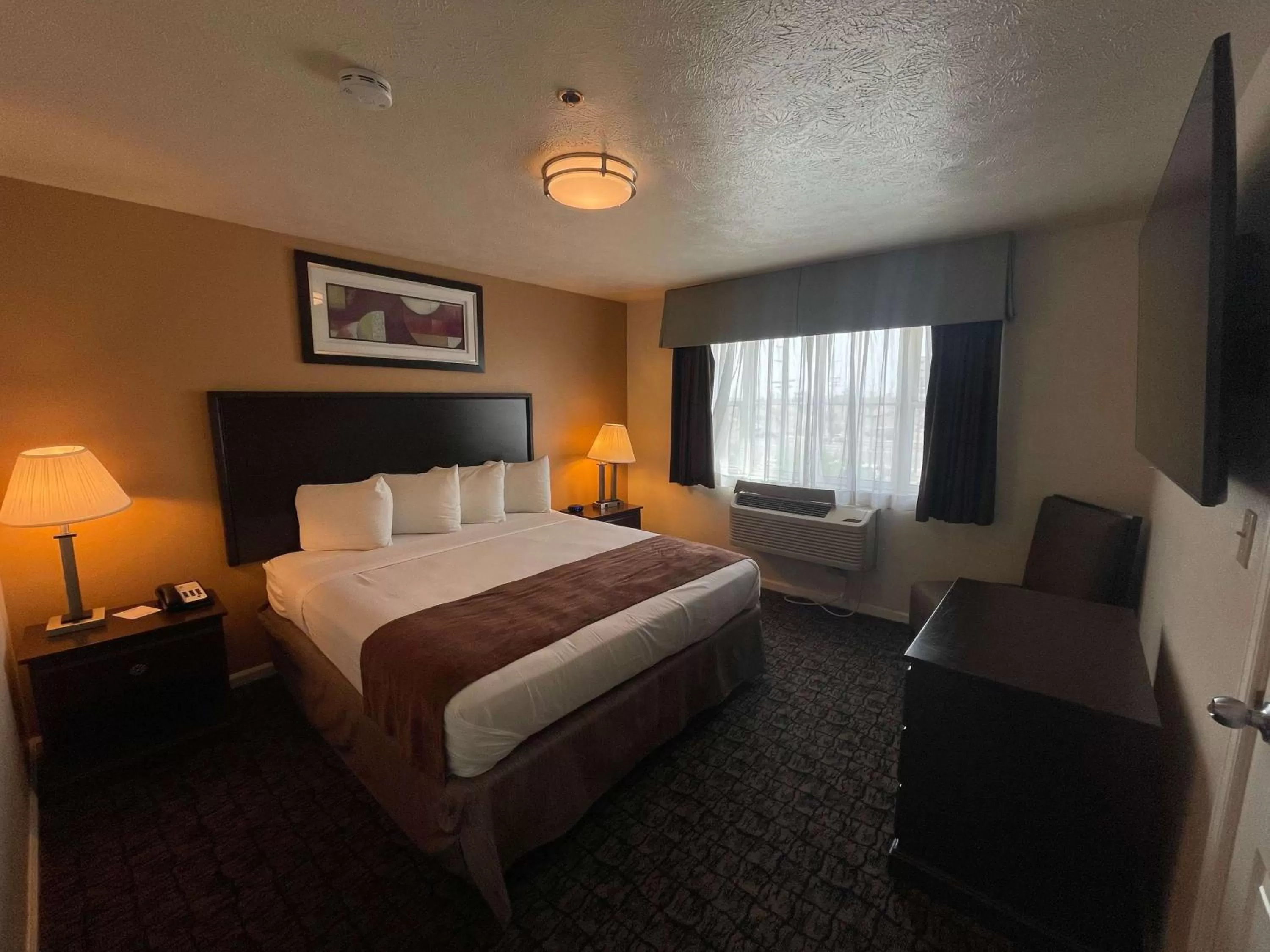 King Suite with Bathtub - Disability Access/Non-Smoking in Best Western El Centro Inn