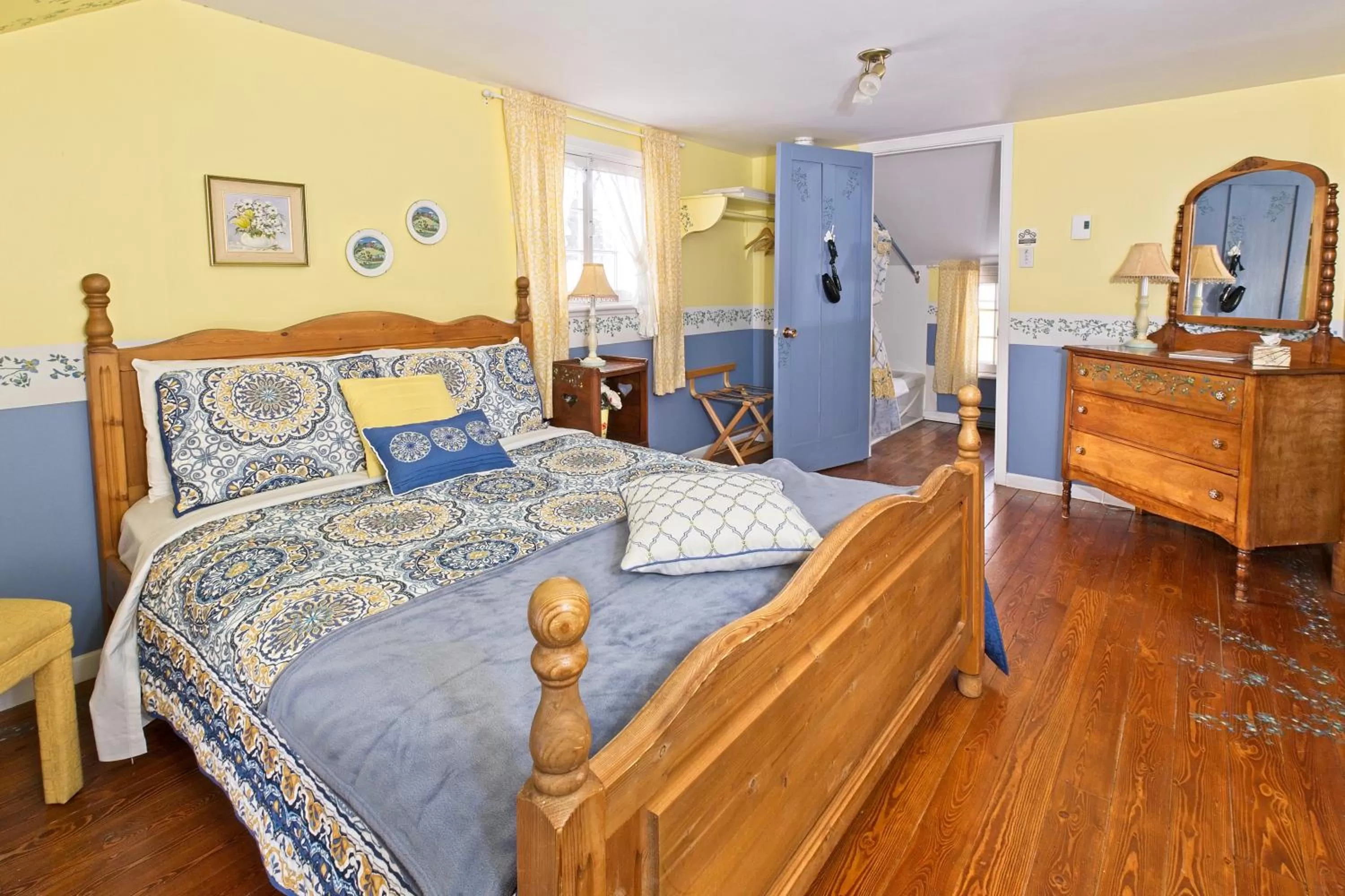 Photo of the whole room, Bed in Auberge sur la Côte